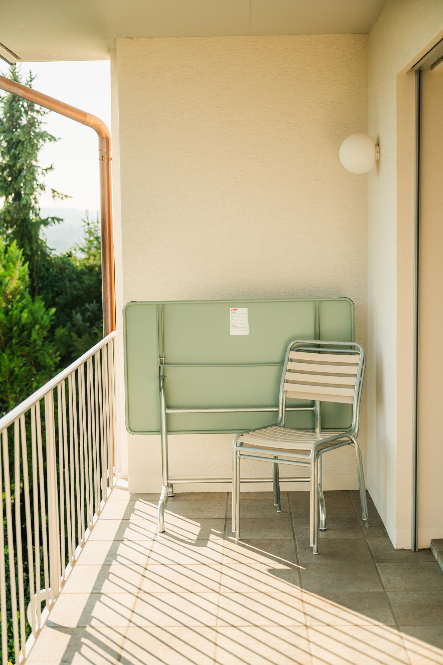 Stylischer klappbarer Gartentisch aus Metall in sanftem Pastellgrün, perfekt für entspannte Stunden im Freien. Maße: 120x70 cm.