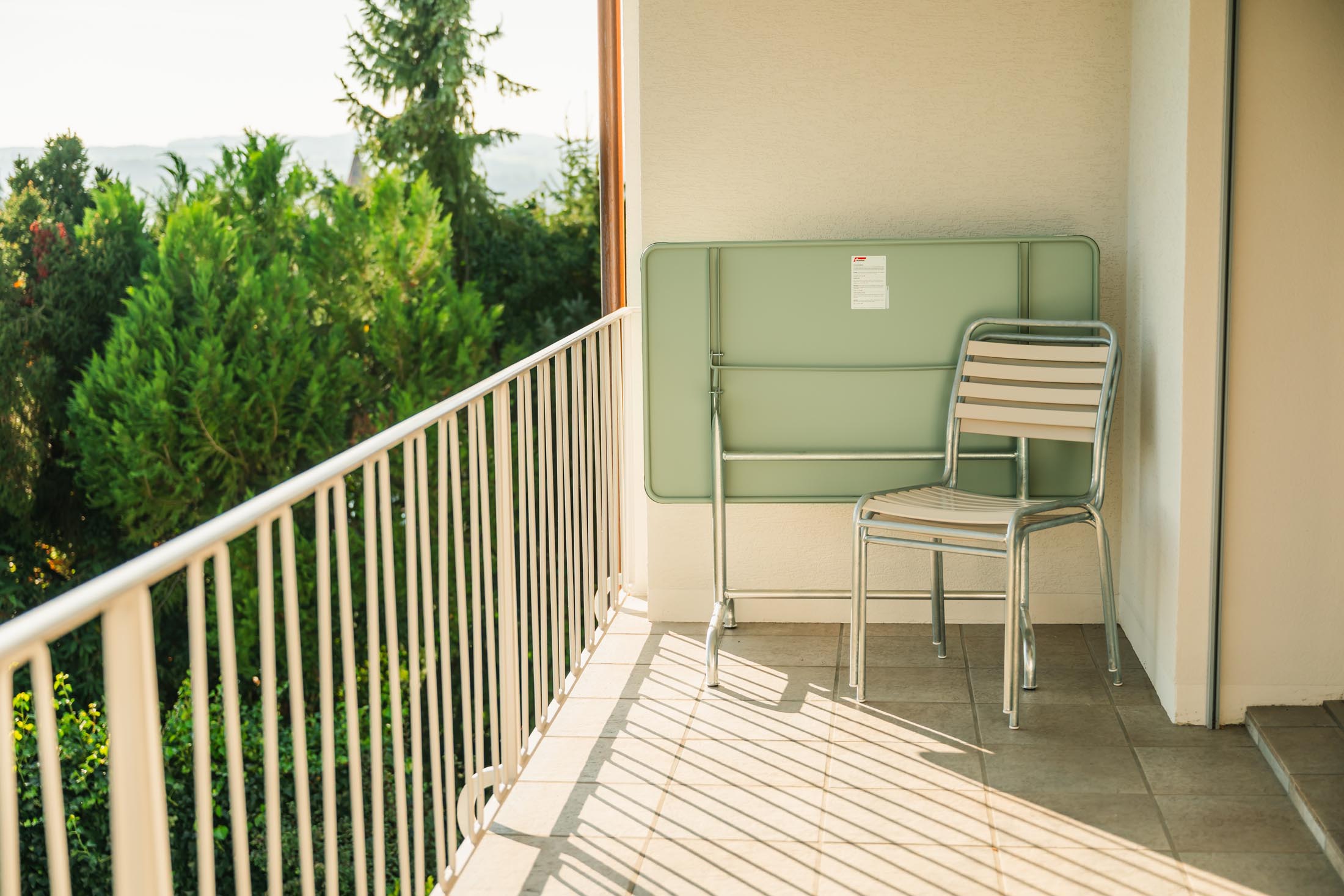 Stylischer klappbarer Gartentisch aus Metall in sanftem Pastellgrün, perfekt für entspannte Stunden im Freien. Maße: 120x70 cm.
