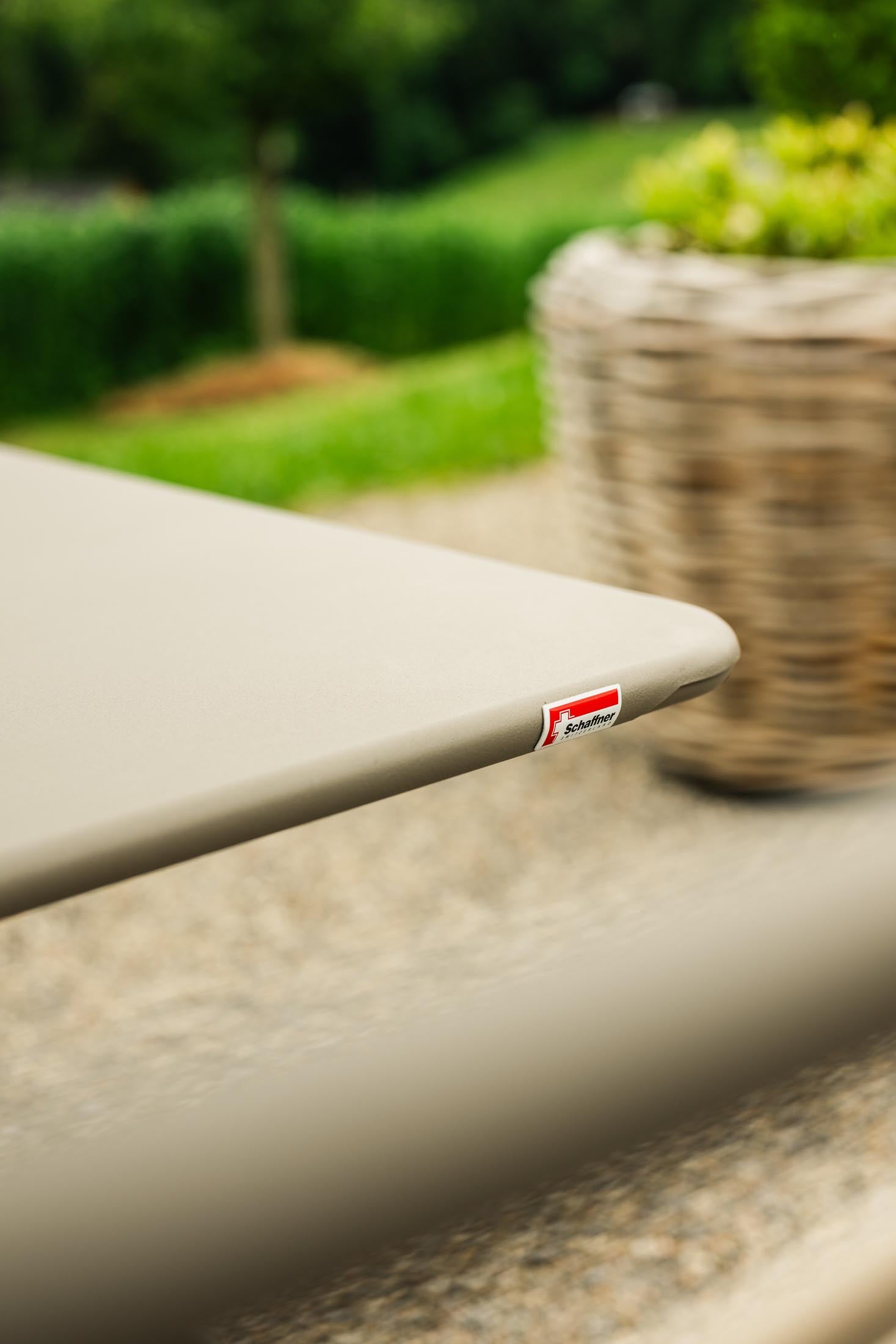 Rigi Metall-Gartentisch 120x70 klappbar in Pastellsand präsentiert im Onlineshop von KAQTU Design AG. Gartentisch ist von Schaffner