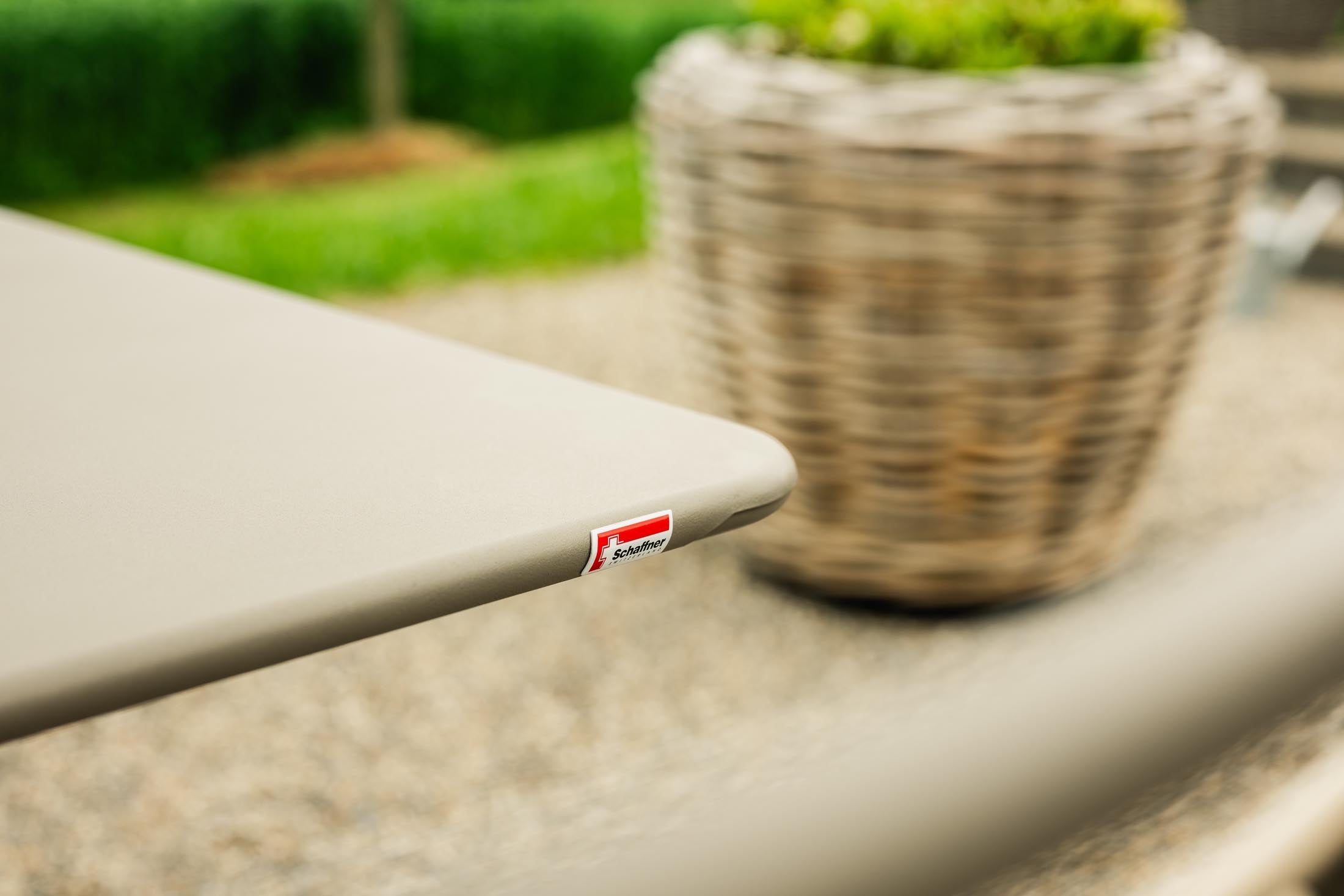 Rigi Metall-Gartentisch 120x70 klappbar in Pastellsand präsentiert im Onlineshop von KAQTU Design AG. Gartentisch ist von Schaffner