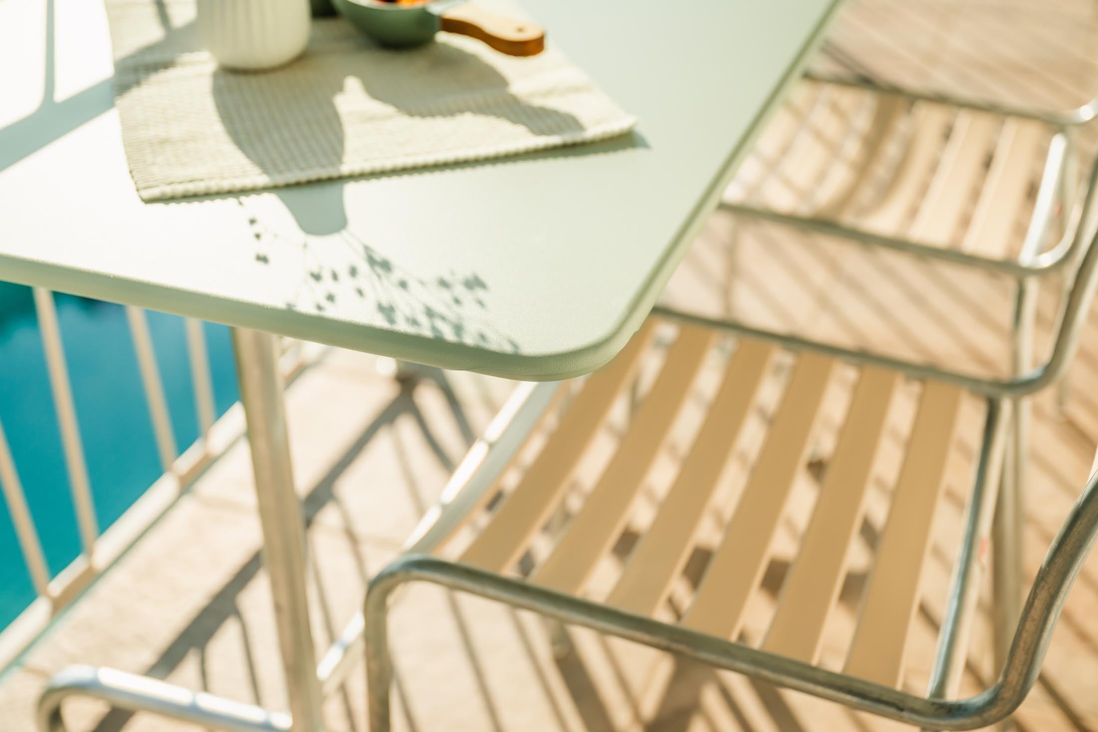Eleganter klappbarer Metall-Gartentisch in zartem Pastellgrün, ideal für Gartenpartys oder gemütliche Abende im Freien. Maße: 120x70 cm.