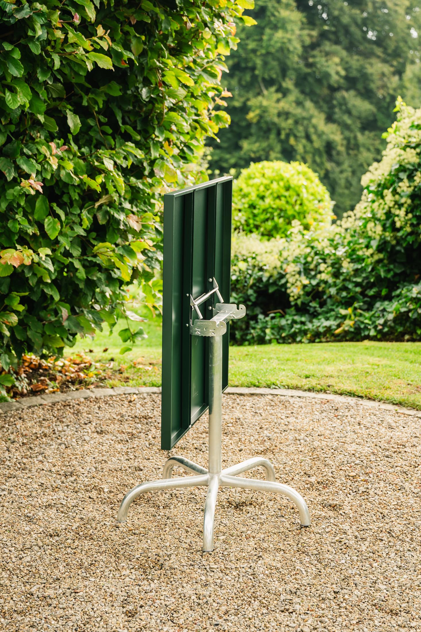 Säntis Metall-Gartentisch 80x80 klappbar in Tannengrün präsentiert im Onlineshop von KAQTU Design AG. Gartentisch ist von Schaffner