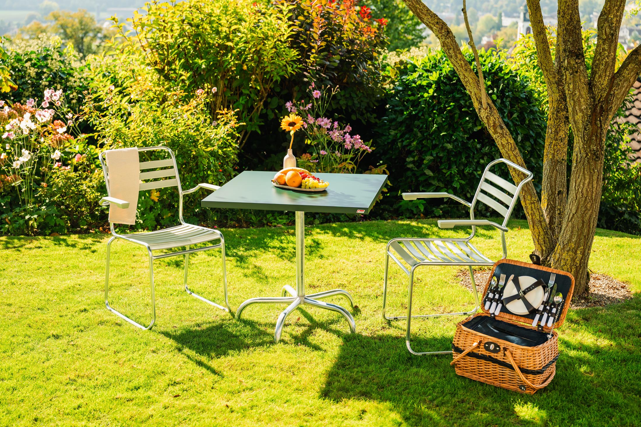 Säntis Metall-Gartentisch 80x80 klappbar in Tannengrün präsentiert im Onlineshop von KAQTU Design AG. Gartentisch ist von Schaffner