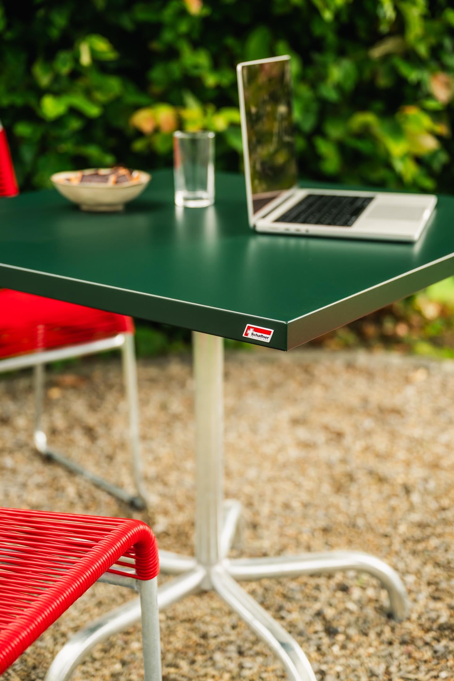 Säntis Metall-Gartentisch 80x80 klappbar in Tannengrün präsentiert im Onlineshop von KAQTU Design AG. Gartentisch ist von Schaffner
