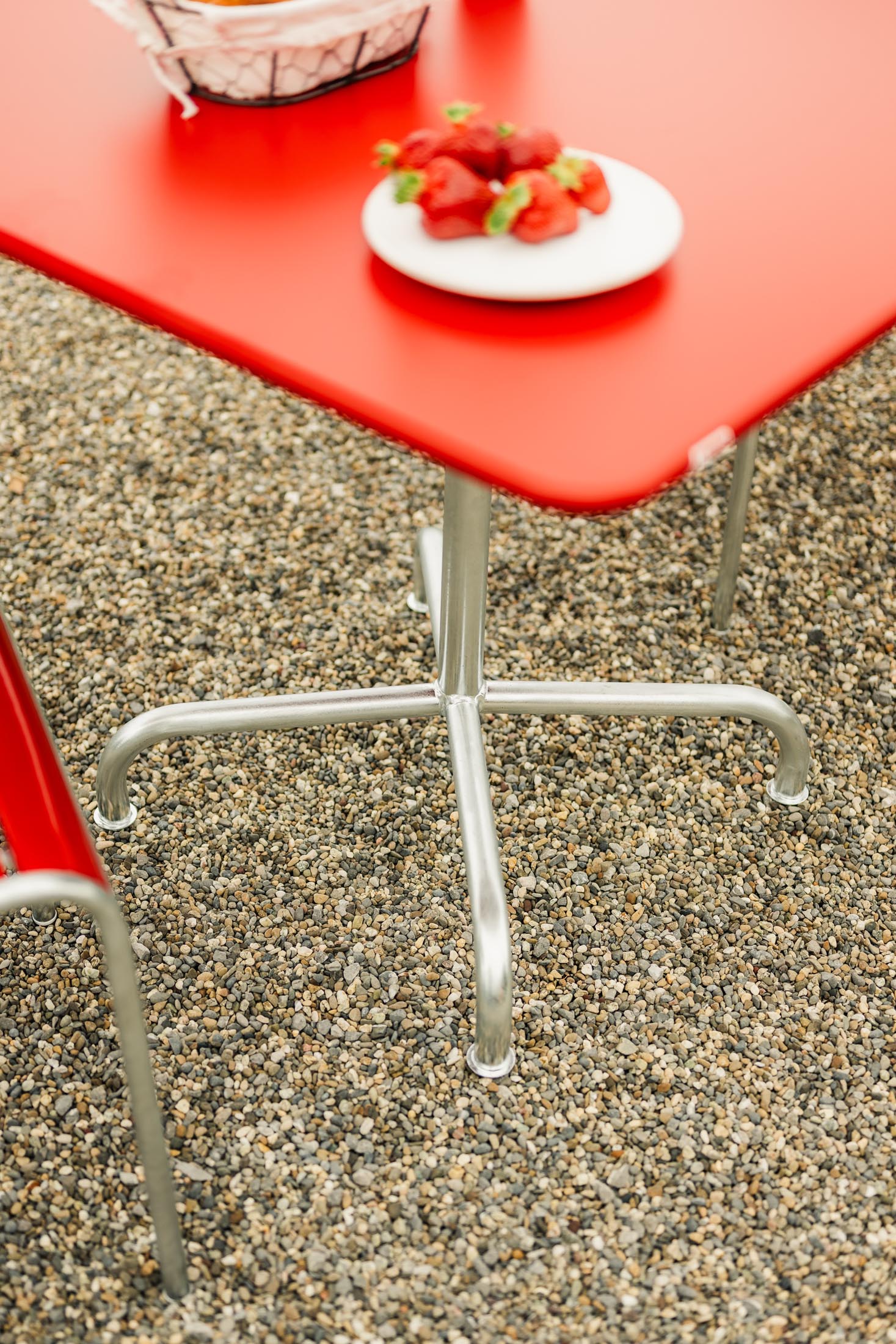 Robuster, klappbarer Rigi Metall-Gartentisch 80x80 cm mit wetterfester Oberfläche, Schweizer Design, platzsparend, langlebig und perfekt für Garten, Balkon oder Terrasse.