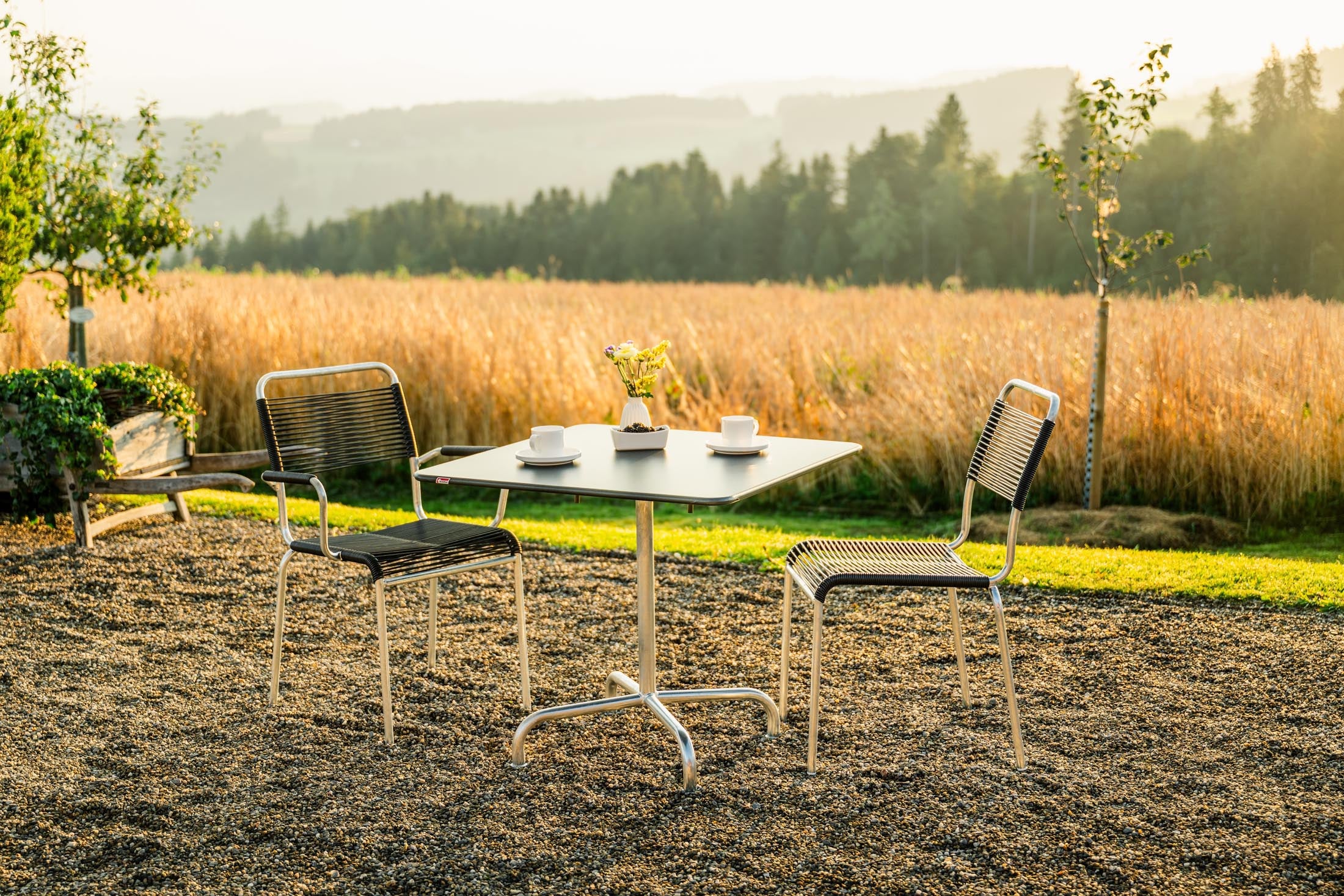 Eleganter Rigi Metall-Gartentisch 80x80 cm, klappbar und ideal für entspannte Stunden im Freien. Perfekt für jeden Außenbereich.
