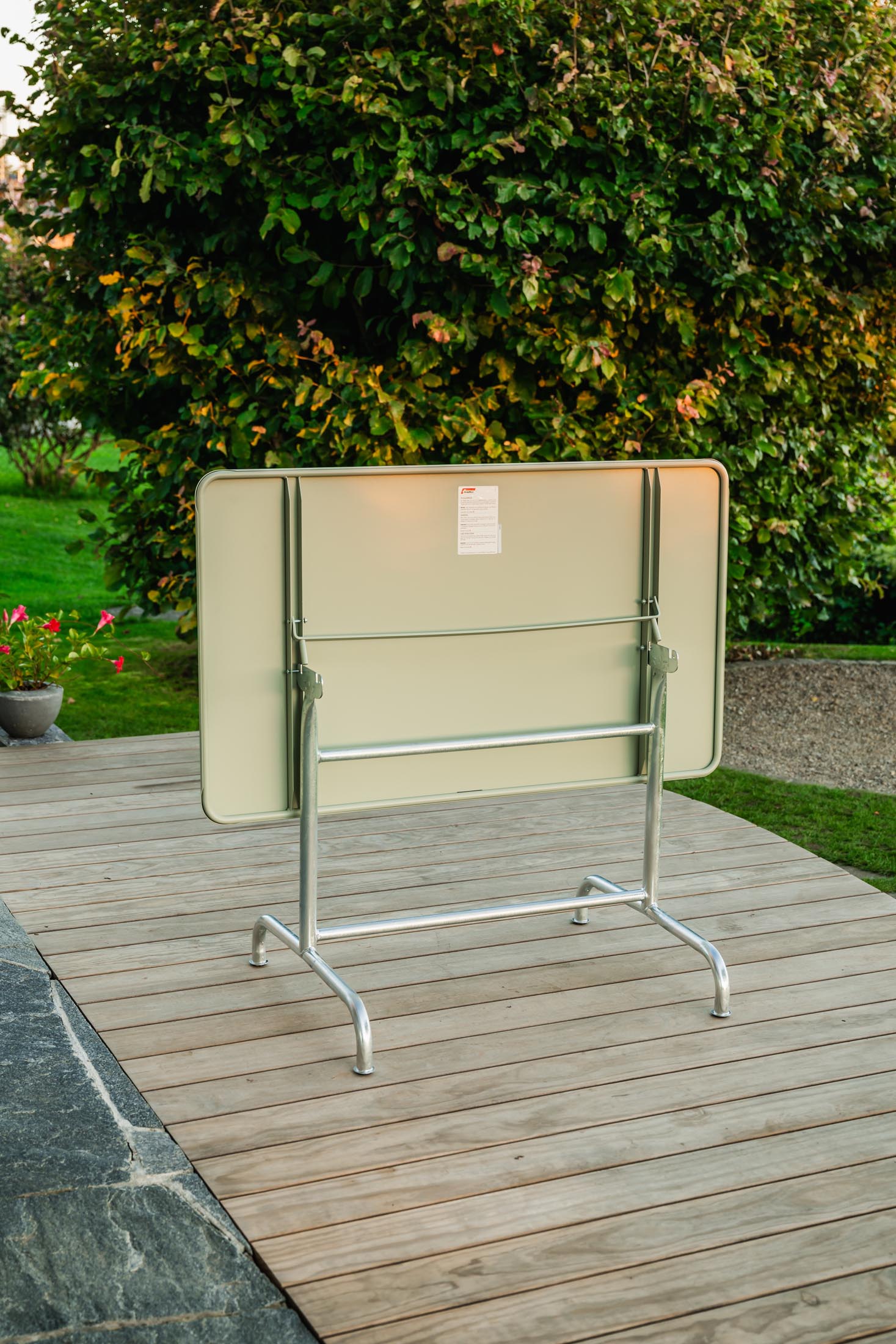 Hochwertiger, wetterfester Rigi Metall-Gartentisch 140x80 cm, klappbar, langlebig, stilvoll und platzsparend – perfekt für Garten, Balkon und Terrasse.