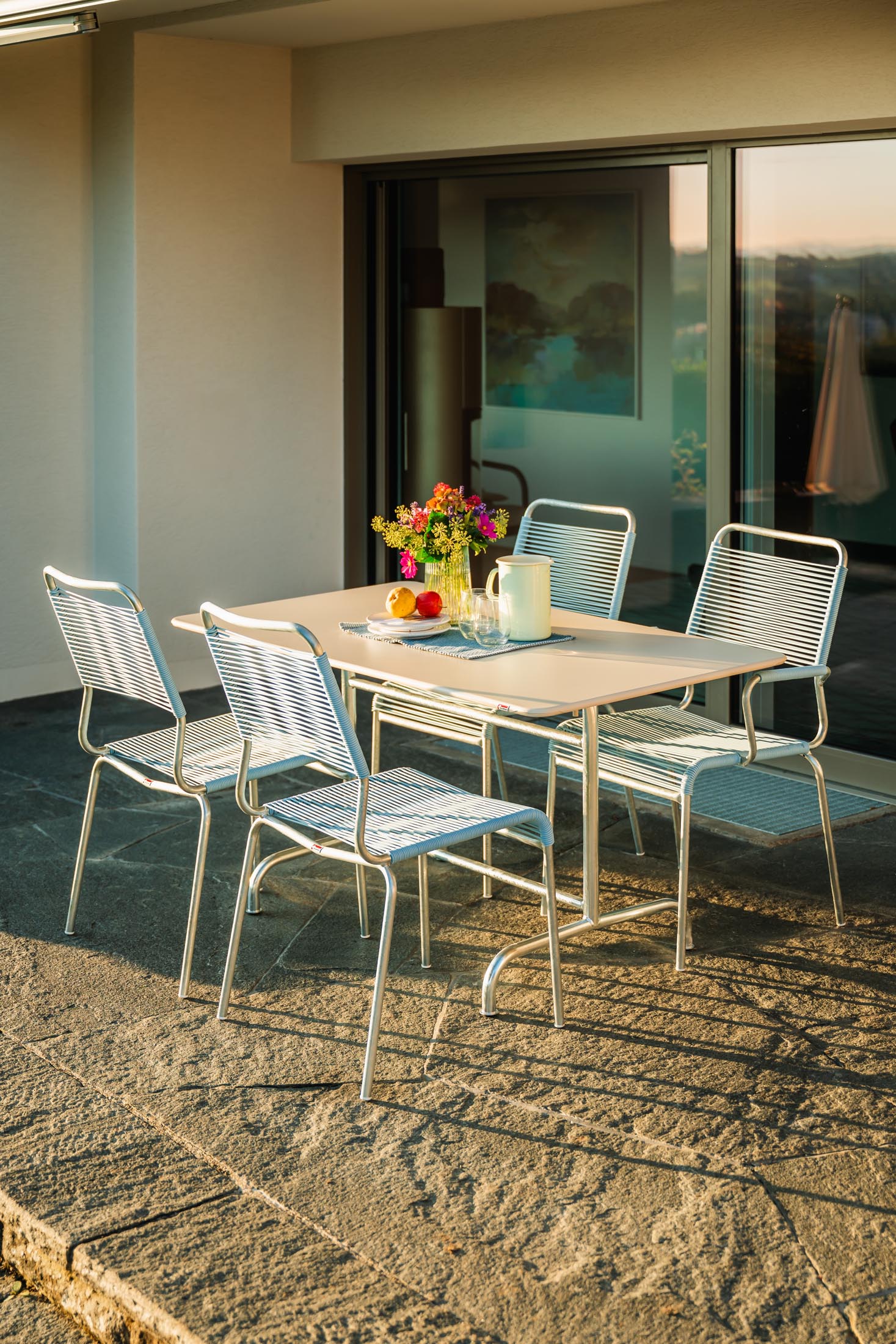 Rigi Metall-Gartentisch 140x80 klappbar in Pastellsand / Feuerverzinkt präsentiert im Onlineshop von KAQTU Design AG. Gartentisch ist von Schaffner