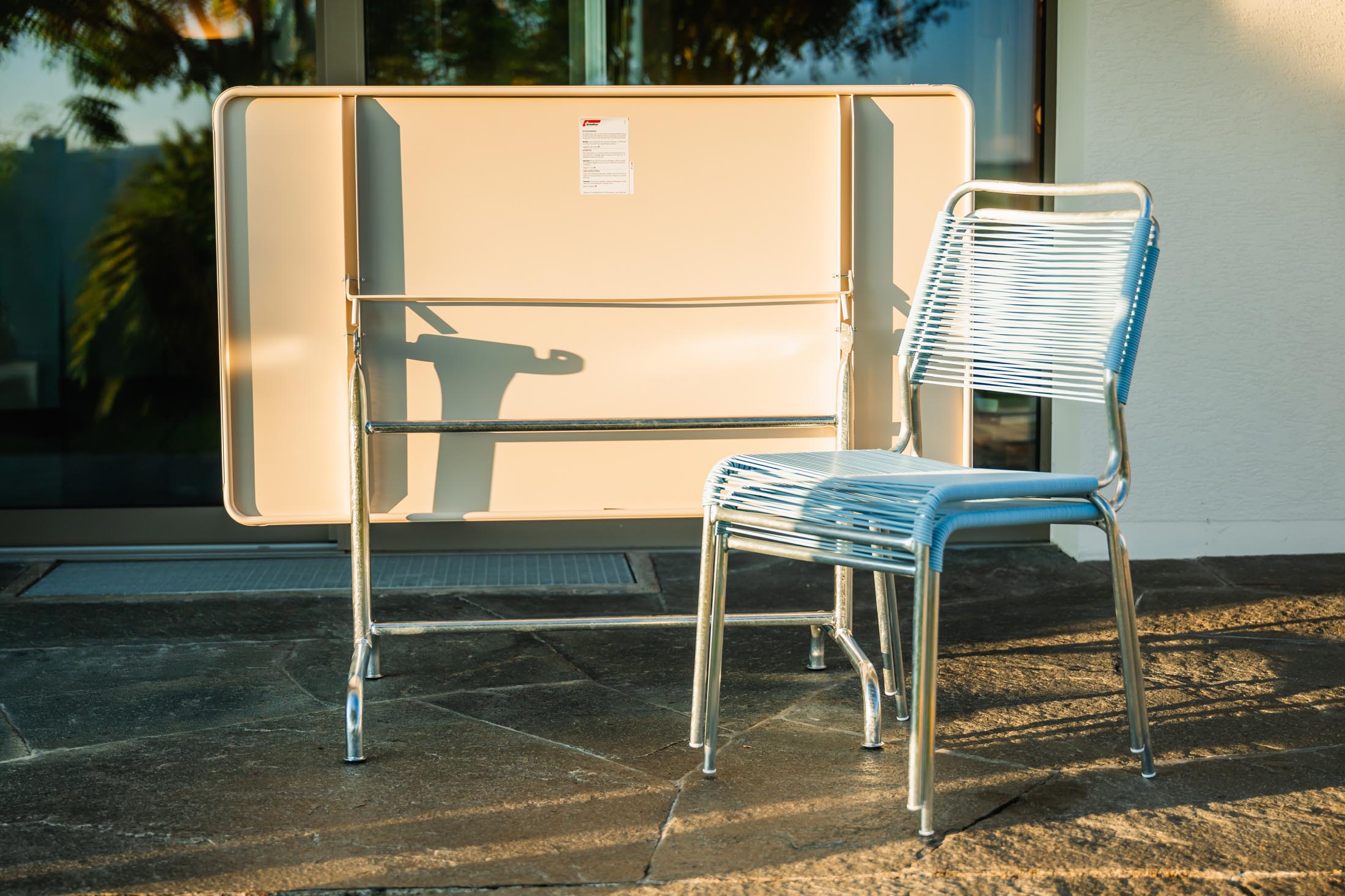 Hochwertiger, klappbarer Rigi Metall-Gartentisch 140x80 cm mit wetterfester Oberfläche, stilvollem Design und stabilen Stahlrohren – perfekt für Garten, Balkon und Terrasse.