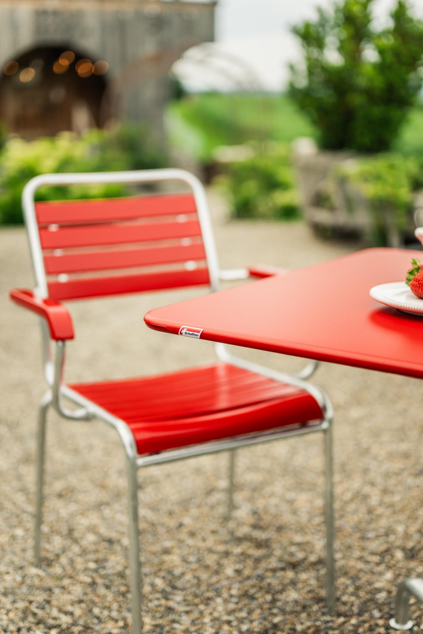 Rigi Metall-Gartentisch 70x70 klappbar in Rot präsentiert im Onlineshop von KAQTU Design AG. Gartentisch ist von Schaffner