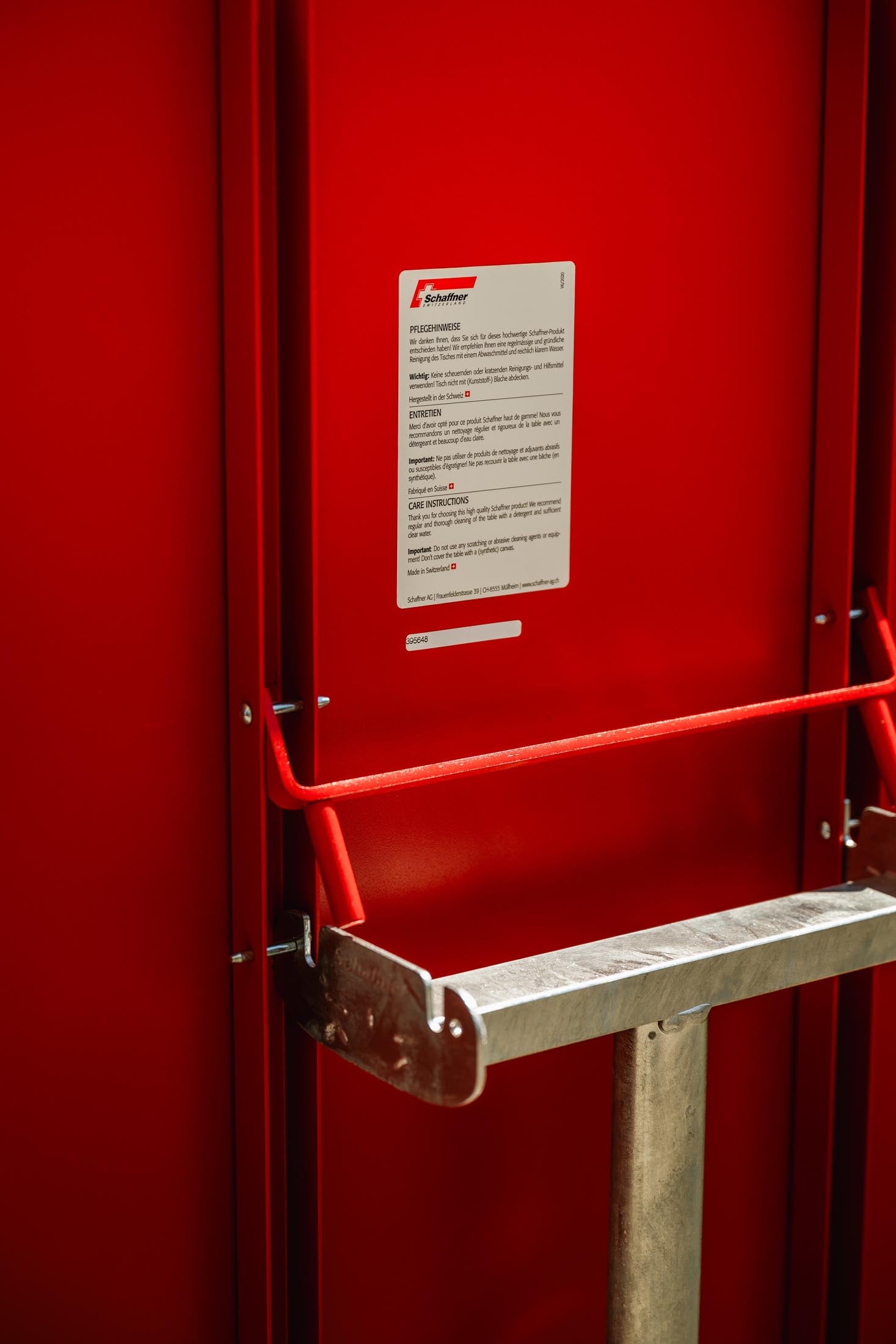 Hochwertiger, klappbarer Rigi Metall-Gartentisch 70x70 aus wetterfestem Stahl, langlebig, stilvoll und platzsparend – perfekt für Garten, Balkon und Terrasse.