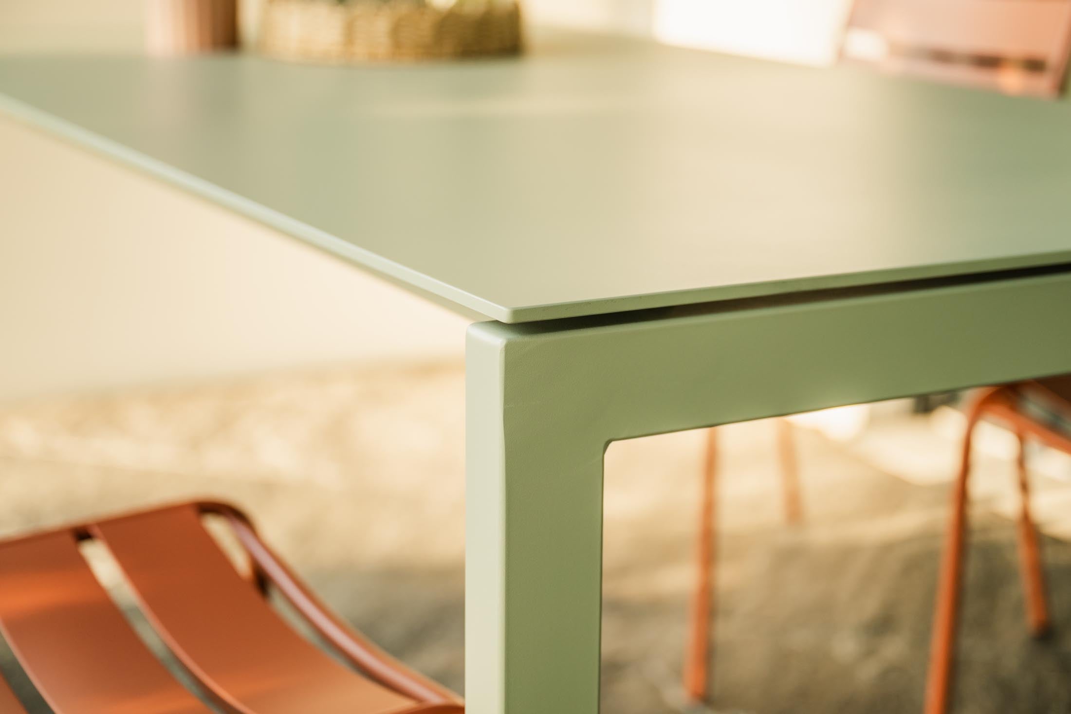 Luzern Glasfaser-Gartentisch 160x90 in Stromboli dunkel / Champagner präsentiert im Onlineshop von KAQTU Design AG. Gartentisch ist von Schaffner