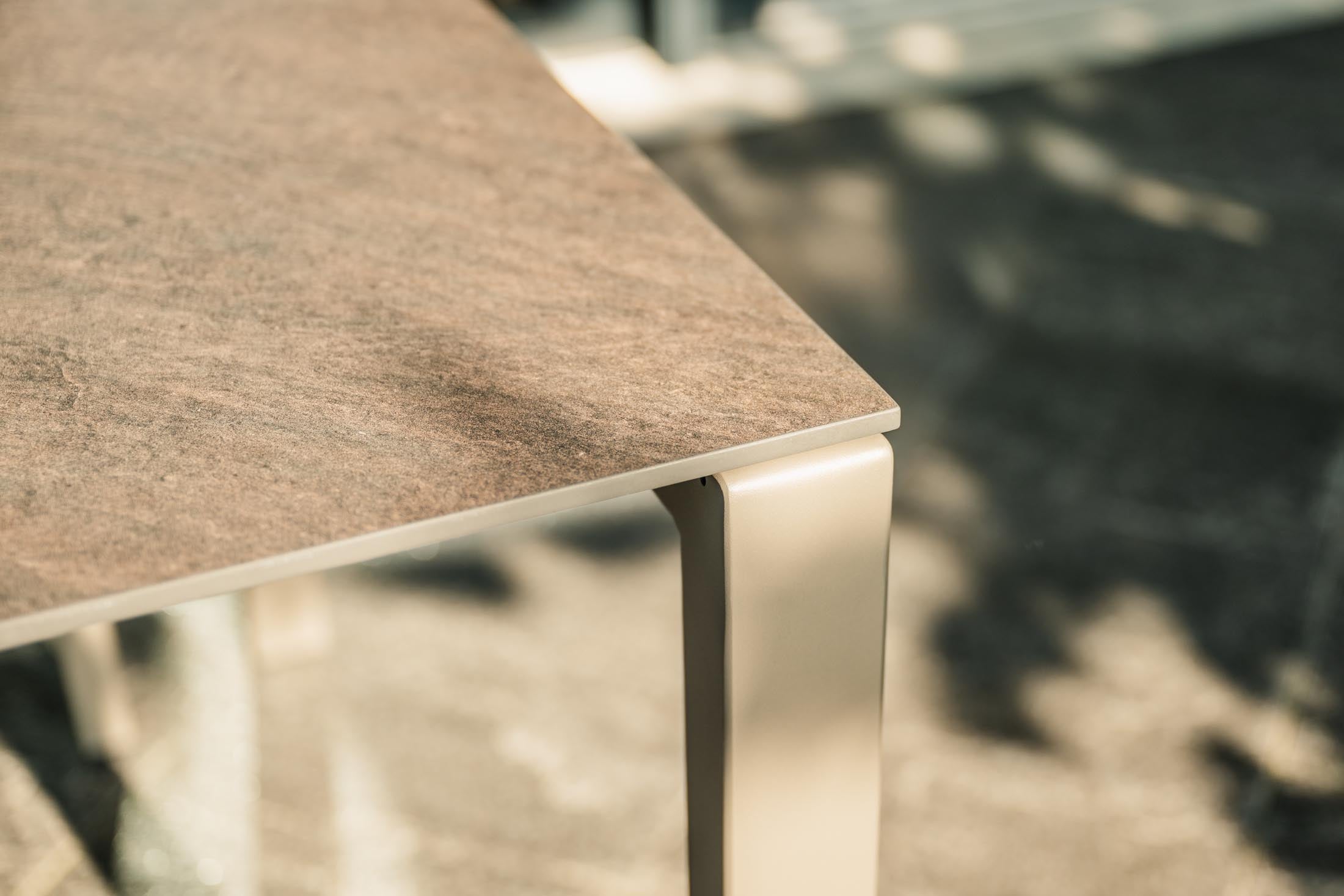 Luzern Glasfaser-Gartentisch 140x80 in Stromboli dunkel / Champagner präsentiert im Onlineshop von KAQTU Design AG. Gartentisch ist von Schaffner