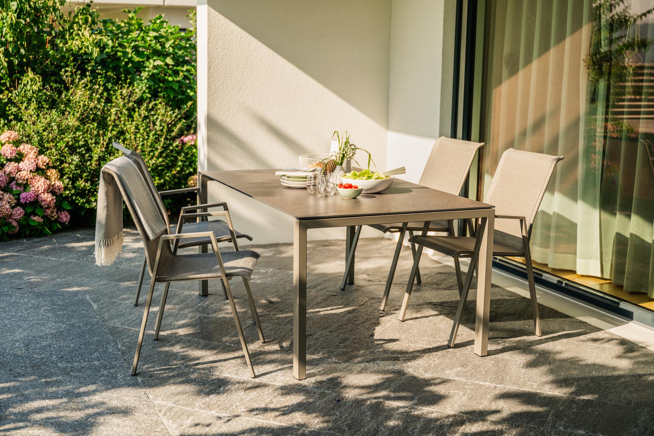 Moderner Luzern Glasfaser-Gartentisch 140x80, wetterfest, ausziehbar & abklappbar, langlebig, Swiss made, UV-beständig, ideal für Garten & Balkon.