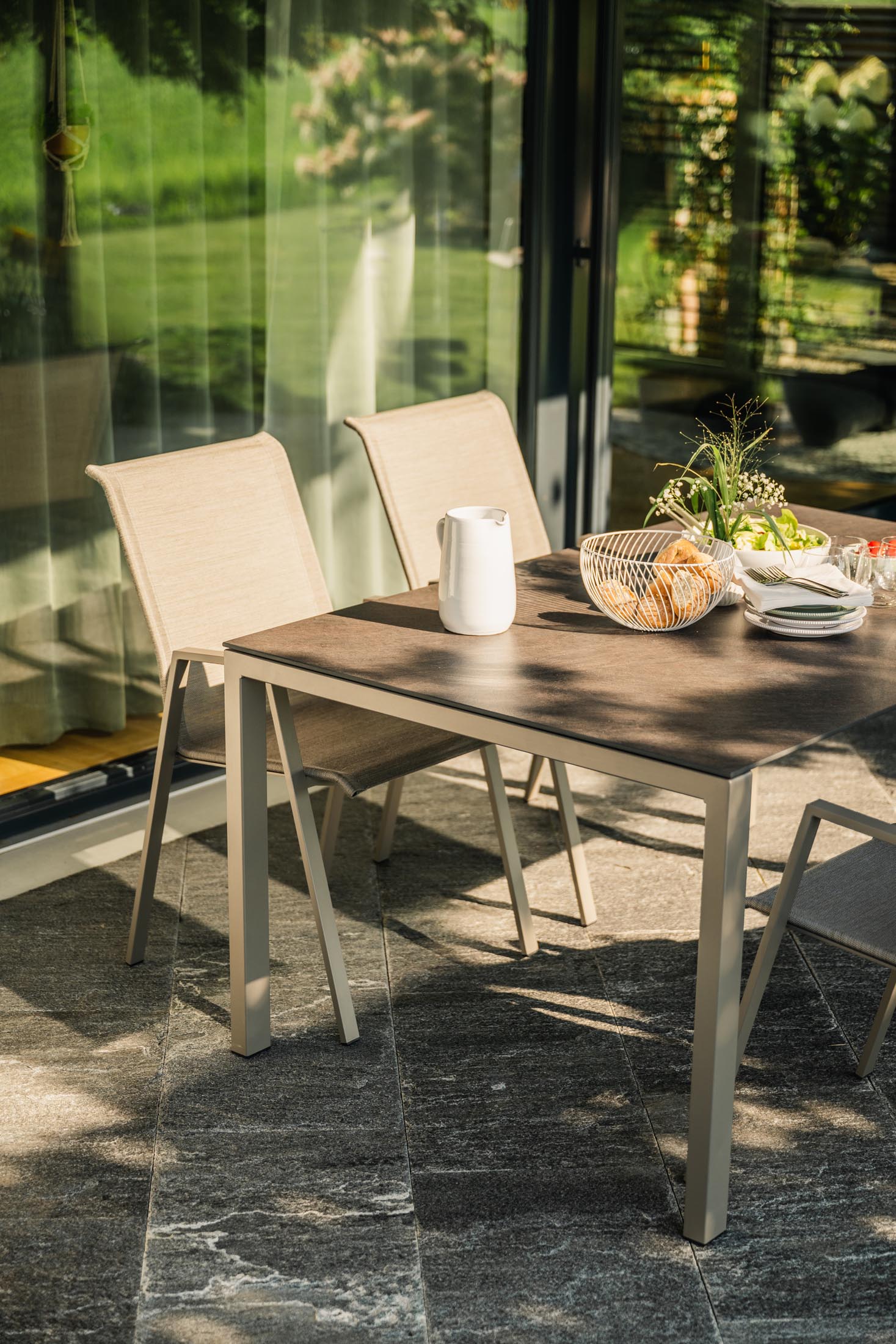 Luzern Glasfaser-Gartentisch 140x80 in Stromboli dunkel / Champagner präsentiert im Onlineshop von KAQTU Design AG. Gartentisch ist von Schaffner