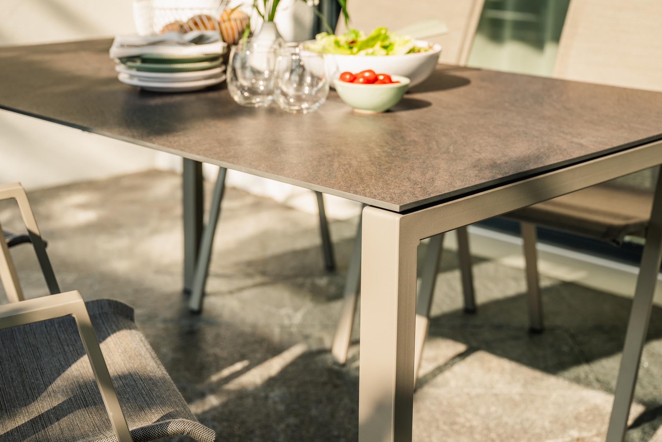 Luzern Glasfaser-Gartentisch 140x80 in Stromboli dunkel / Champagner präsentiert im Onlineshop von KAQTU Design AG. Gartentisch ist von Schaffner