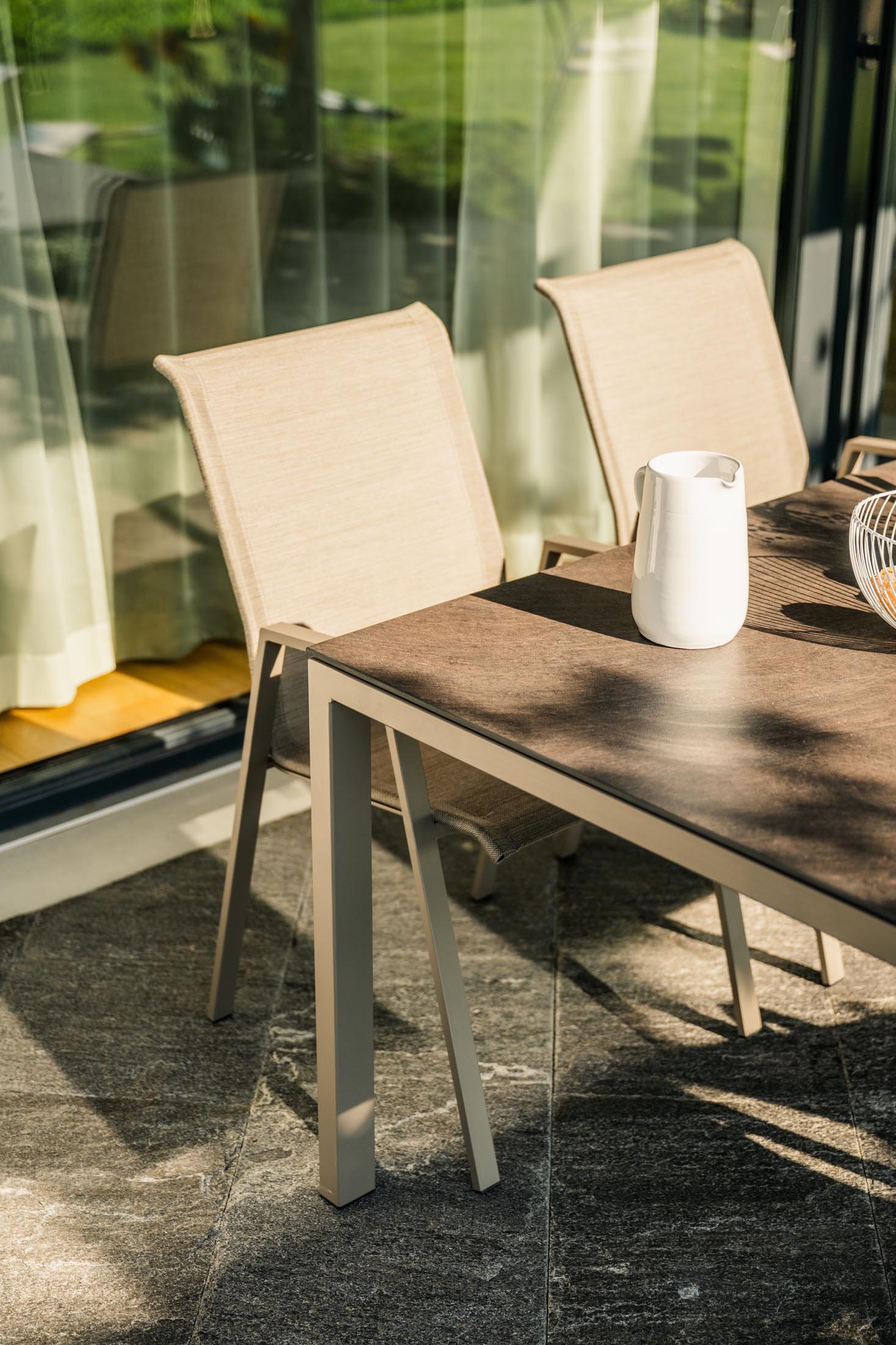 Luzern Glasfaser-Gartentisch 140x80 in Stromboli dunkel / Champagner präsentiert im Onlineshop von KAQTU Design AG. Gartentisch ist von Schaffner