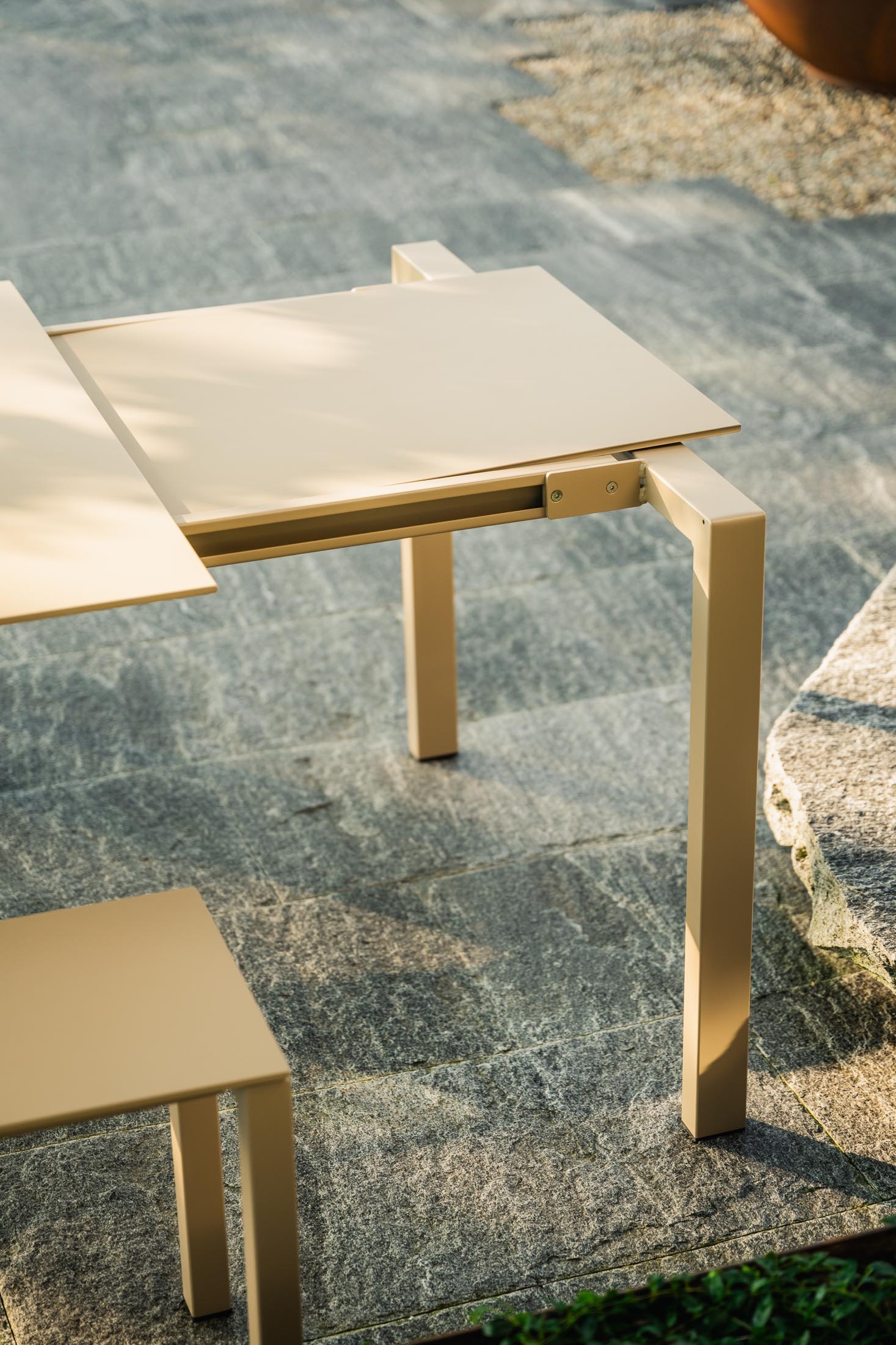 Luzern Glasfaser-Gartentisch 160/220x90 ausziehbar in Stromboli dunkel präsentiert im Onlineshop von KAQTU Design AG. Gartentisch ist von Schaffner
