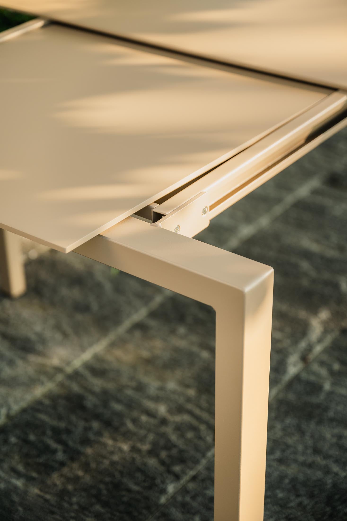Luzern Glasfaser-Gartentisch 220/280x100 ausziehbar in Graphit präsentiert im Onlineshop von KAQTU Design AG. Gartentisch ist von Schaffner