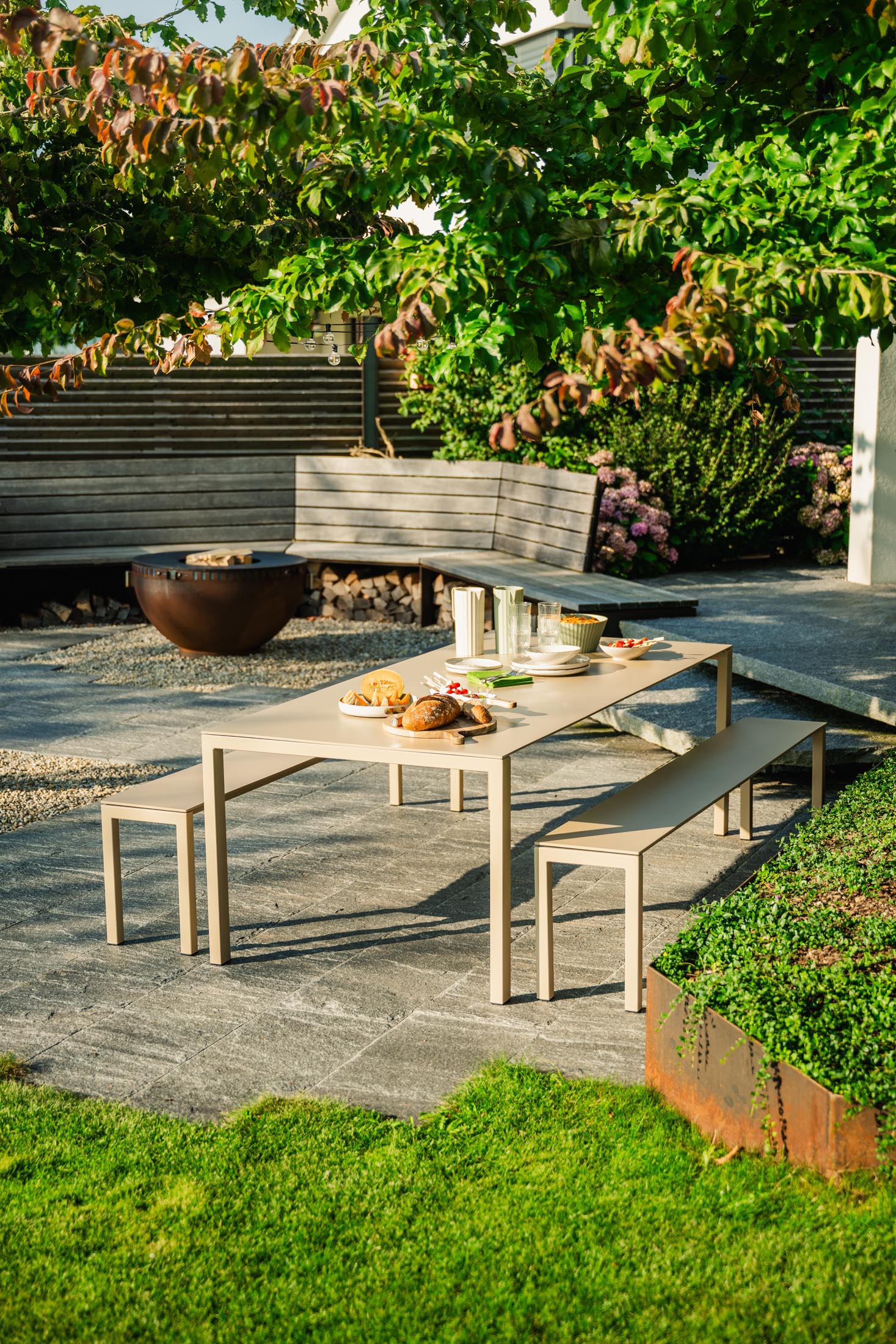 Hochwertiger, wetterfester Luzern Glasfaser-Gartentisch 220/280x100 cm, ausziehbar, langlebig, pflegeleicht, Schweizer Qualität – perfekt für Garten, Terrasse und Balkon.