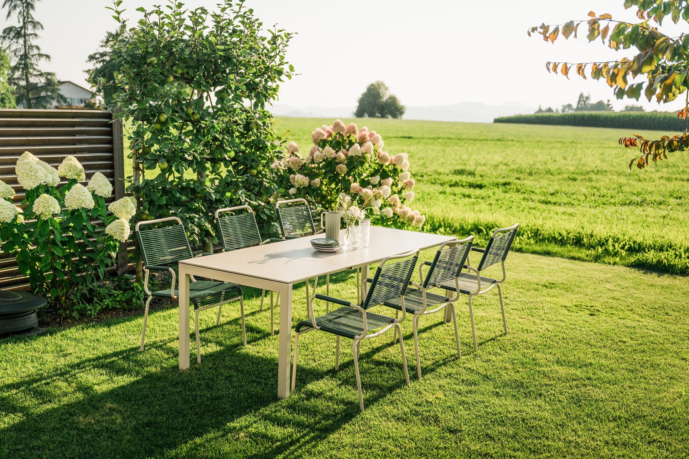 Luzern Glasfaser-Gartentisch 140/200x80 ausziehbar in Stromboli dunkel präsentiert im Onlineshop von KAQTU Design AG. Gartentisch ist von Schaffner