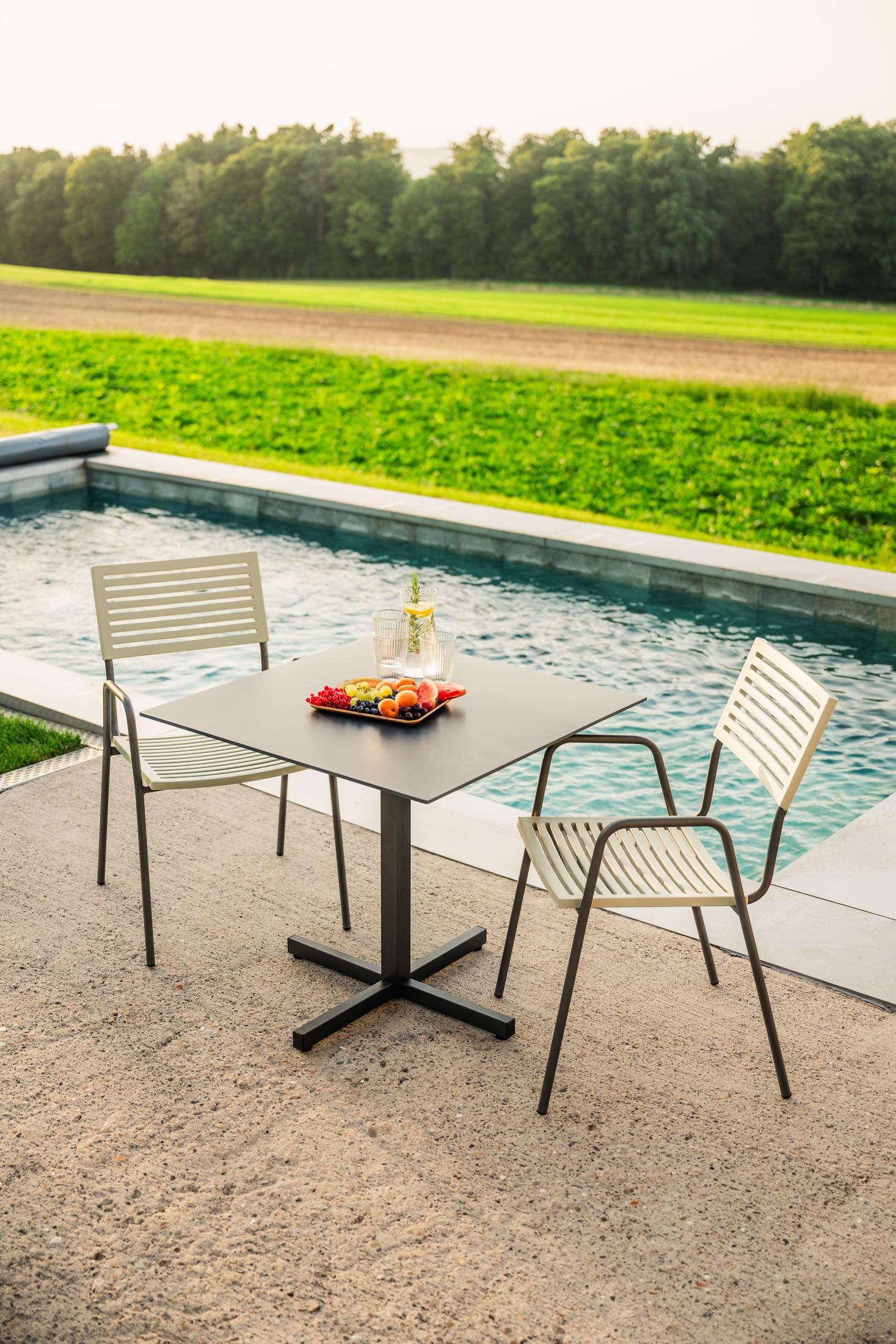 Luzern Glasfaser-Gartentisch 80x80 cm, klappbar, wetterfest, UV-beständig, pflegeleicht, langlebig, stilvoll, ideal für den Außenbereich.