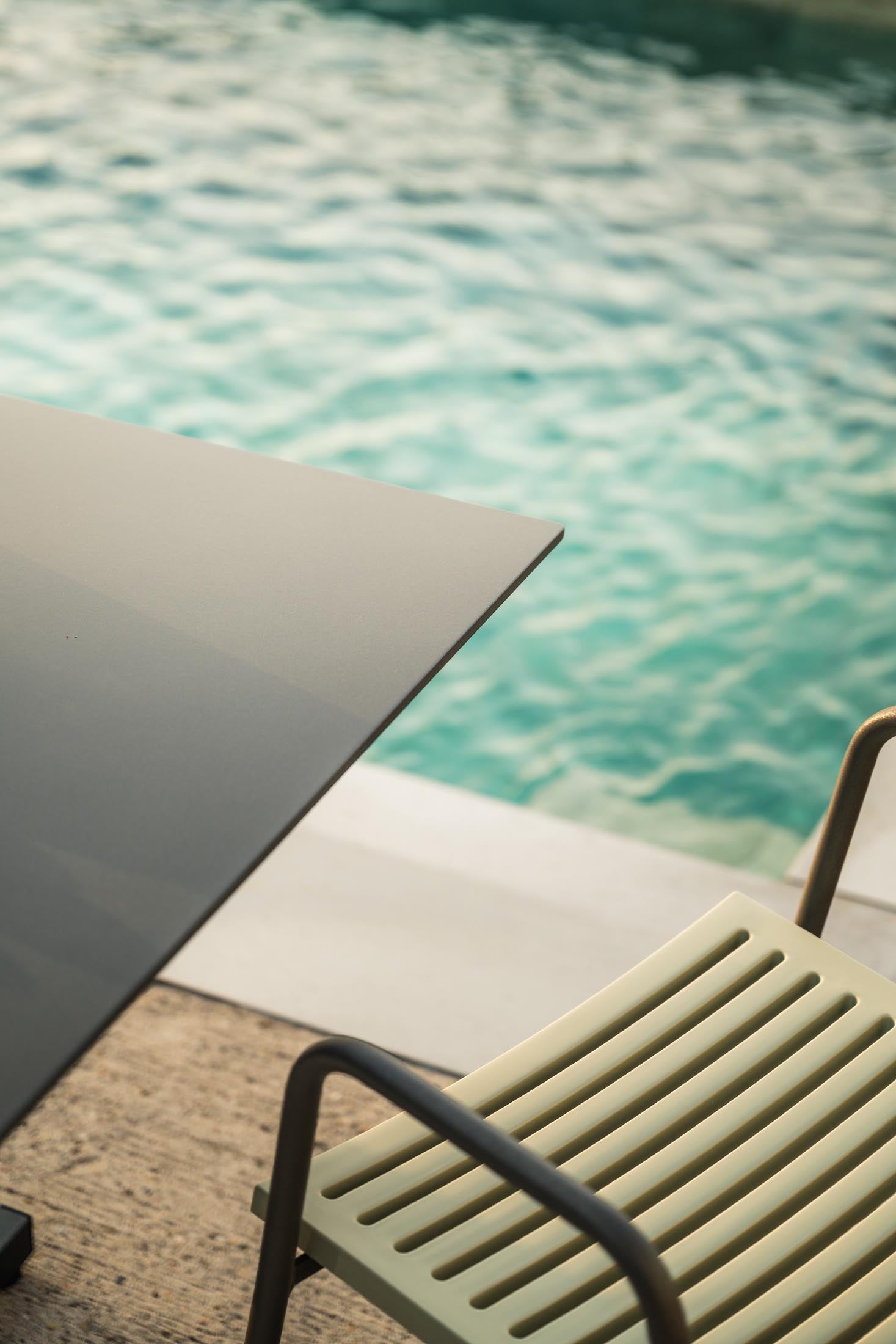 Eleganter, wetterfester Luzern Glasfaser-Gartentisch 80x80 cm, klappbar, UV-beständig, pflegeleicht und langlebig – perfekt für stilvolle Gartenmomente.