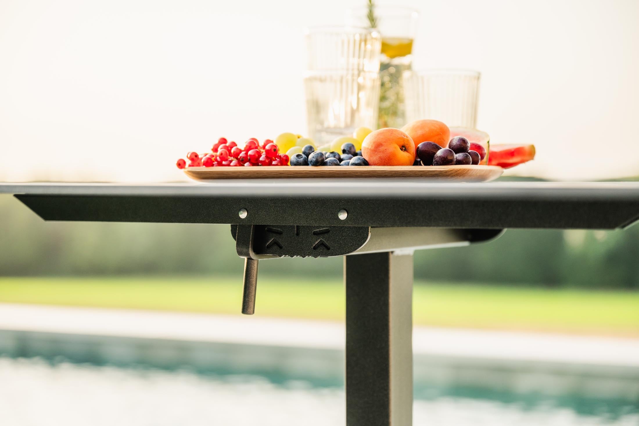 Eleganter, wetterfester Luzern Glasfaser-Gartentisch 80x80 cm, klappbar, UV-beständig, pflegeleicht und langlebig – perfekt für stilvolle Outdoor-Momente.