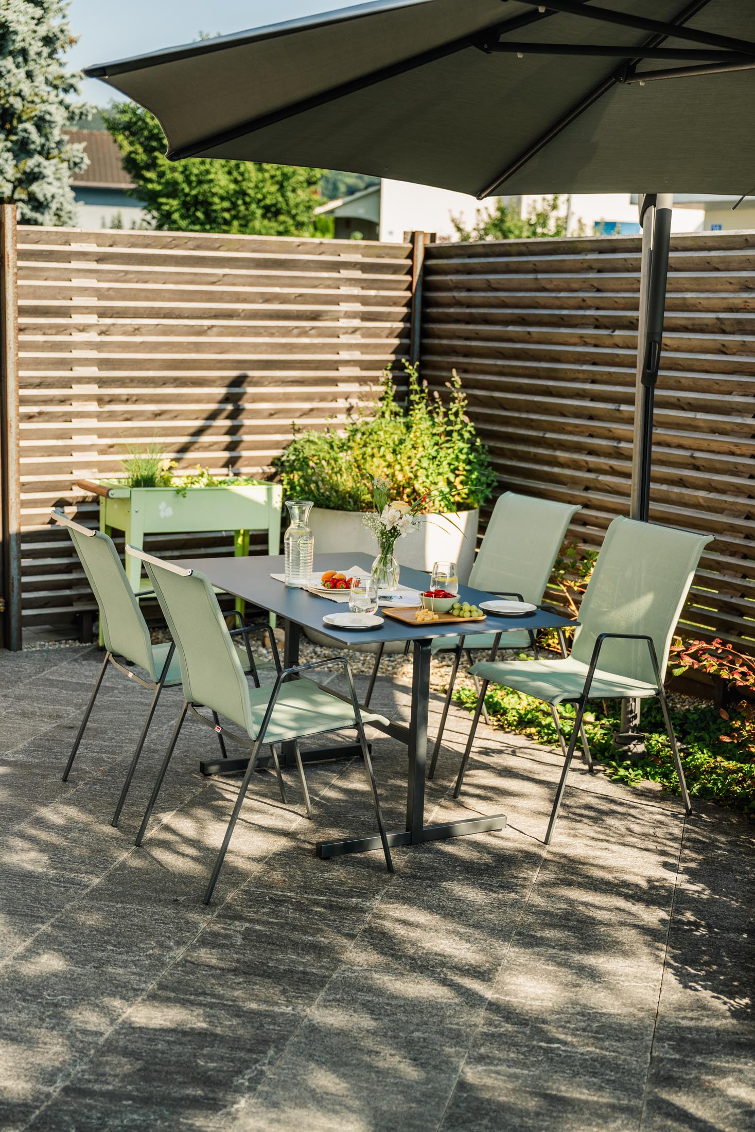 Moderner Luzern Glasfaser-Gartentisch 160x90 cm, klappbar und wetterfest, UV-beständig, langlebig, elegantes Design, Swiss Made – ideal für Ihren Garten.