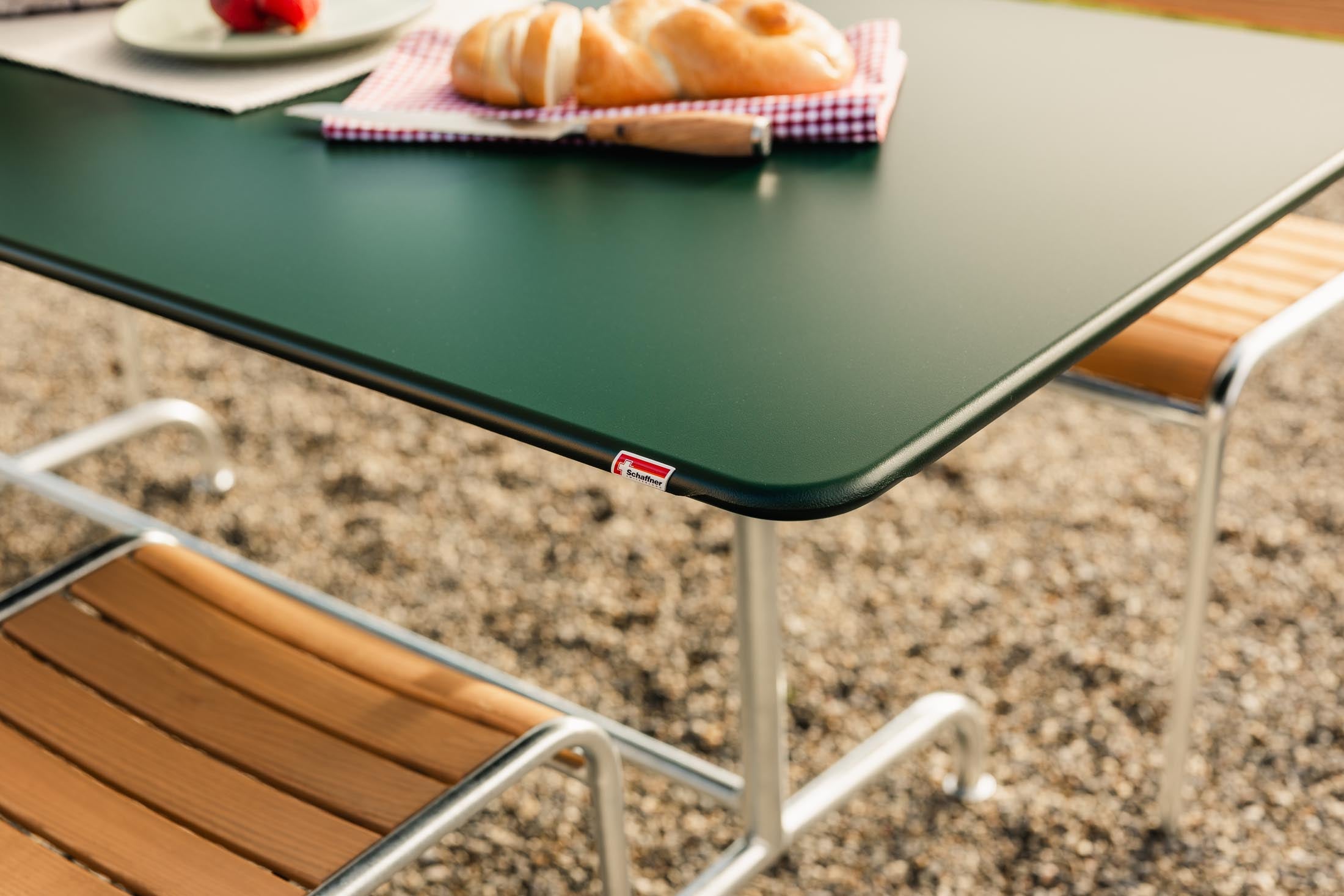 Hochwertiger, klappbarer Metall-Gartentisch 180x80 cm von Schaffner. Wetterfest, langlebig, stilvoll und platzsparend für Garten, Balkon und Terrasse.