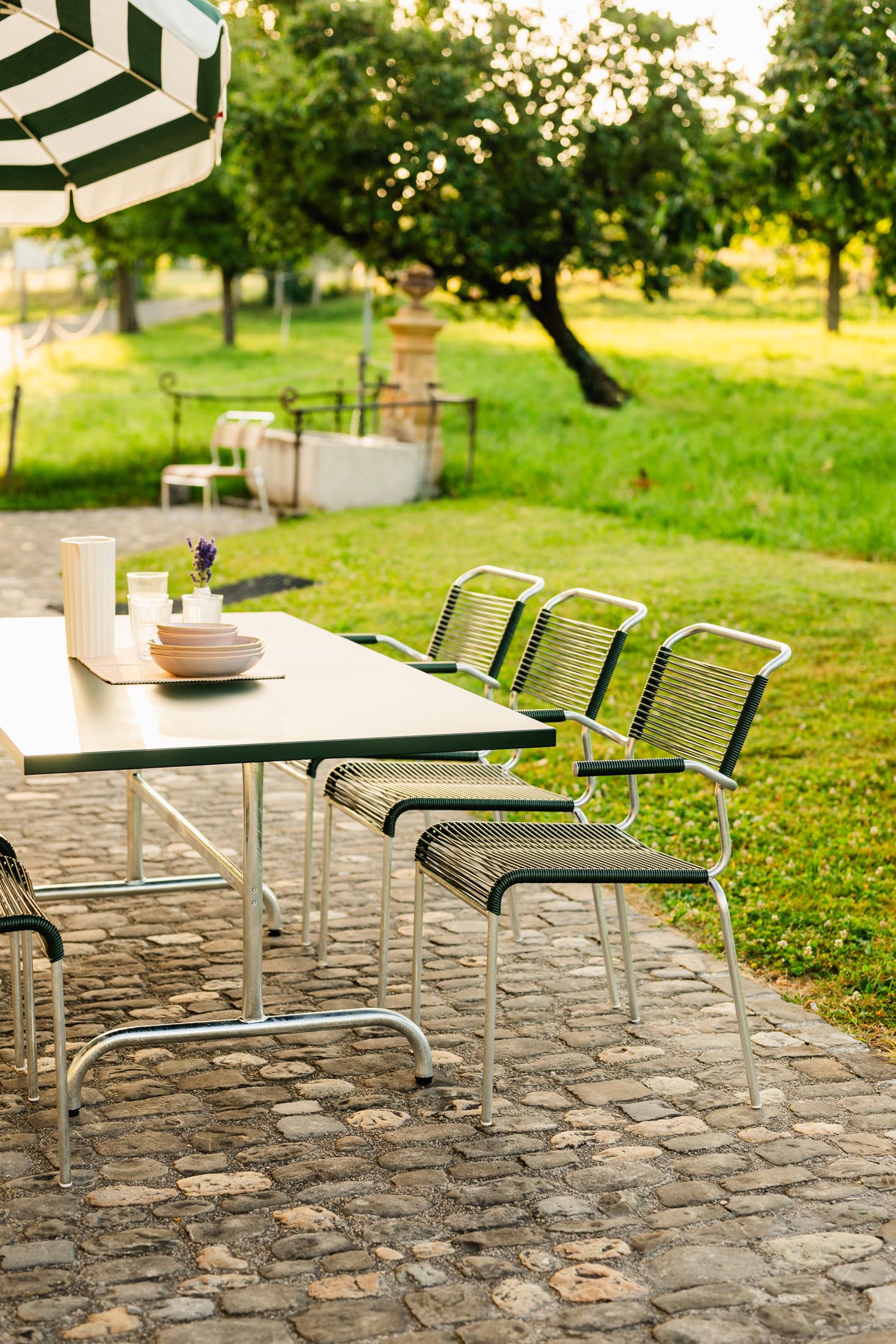 Säntis Metall-Gartentisch 180x90 klappbar in Tannengrün präsentiert im Onlineshop von KAQTU Design AG. Gartentisch ist von Schaffner