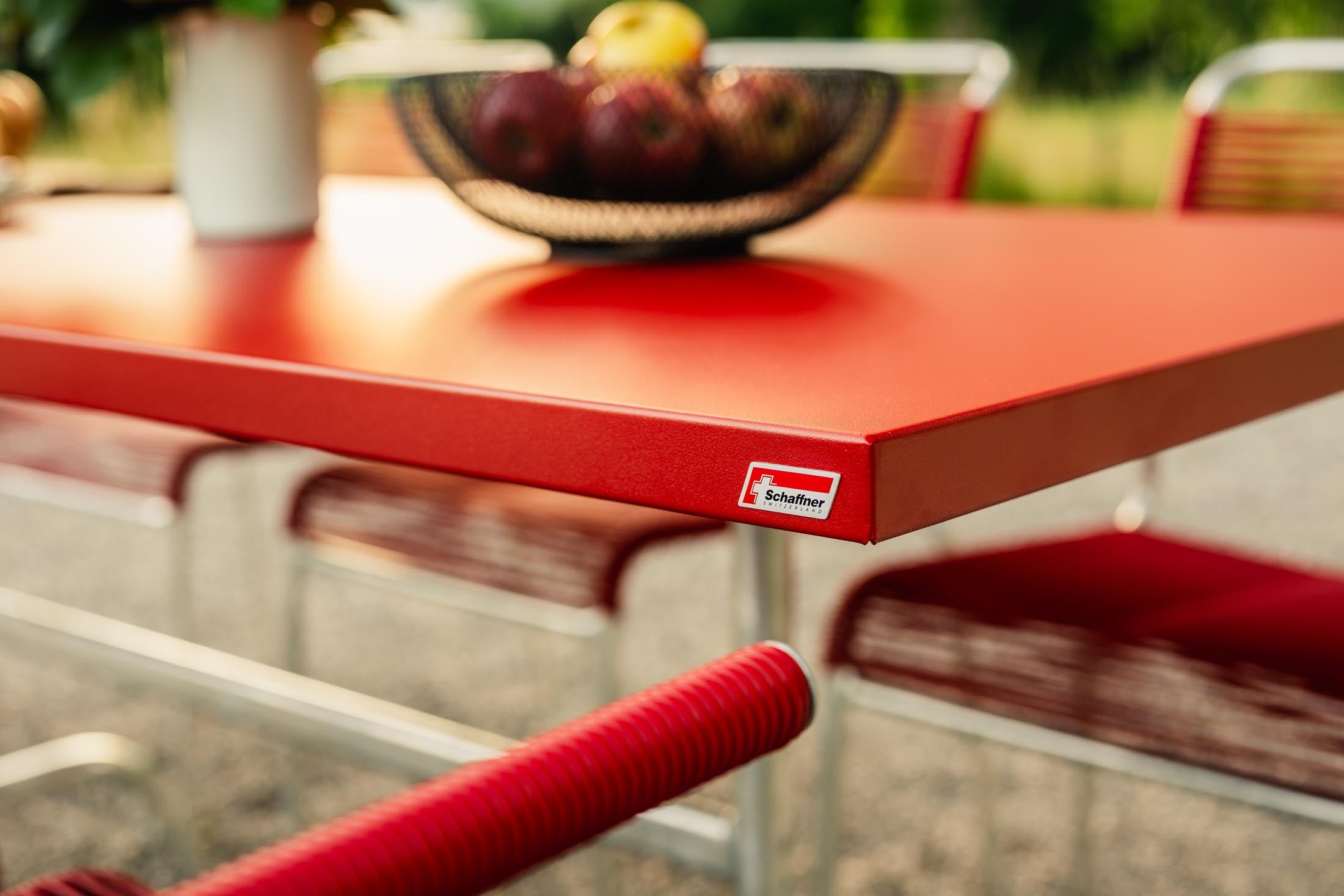 Robuster, wetterfester Metall-Gartentisch 180x90 cm von Schaffner, klappbar, rostbeständig, leicht zu transportieren – ideal für Garten, Balkon und Terrasse.