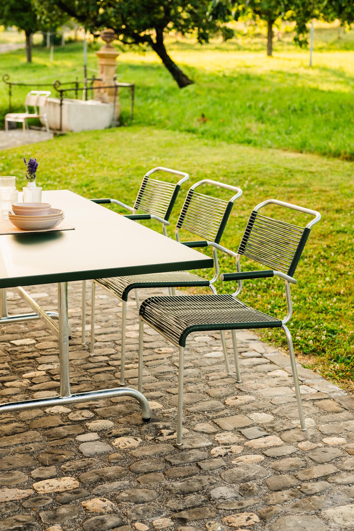 Robuster, wetterfester Metall-Gartentisch 180x90 cm von Schaffner, klappbar, rostbeständig, leicht zu lagern, langlebig und perfekt für Garten, Balkon oder Terrasse.