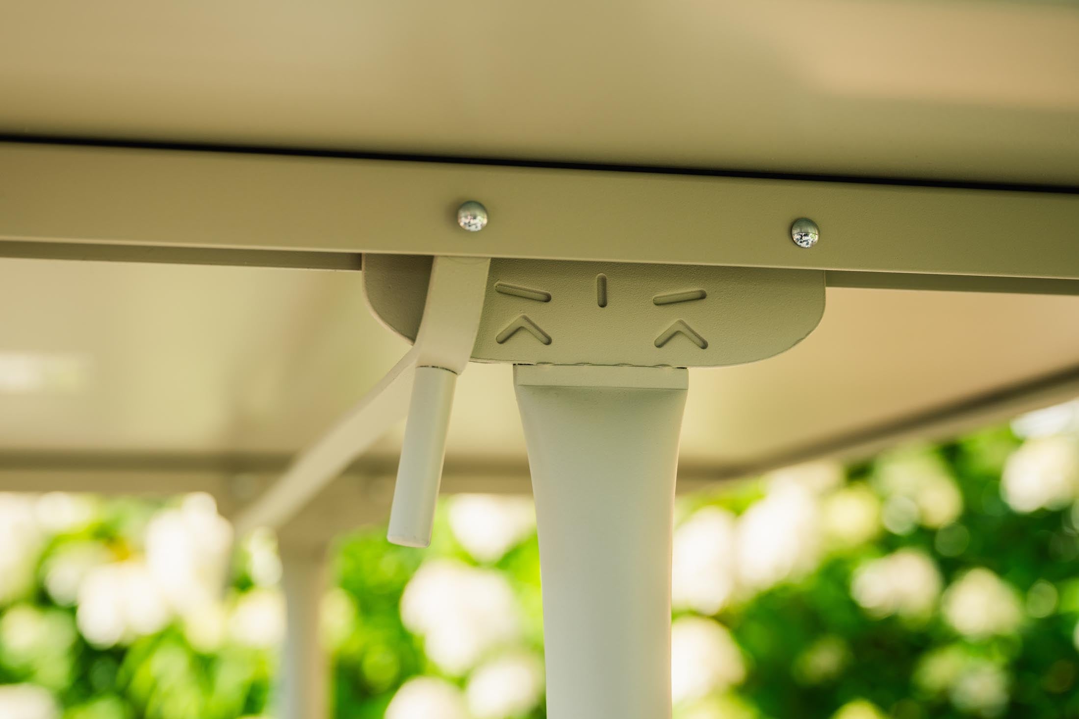 Robuster, wetterfester Rigi Metall-Stehtisch 120x70 / 110 klappbar aus langlebigem Stahl, ideal für Garten, Terrasse und Outdoor-Events. Schweizer Qualität.
