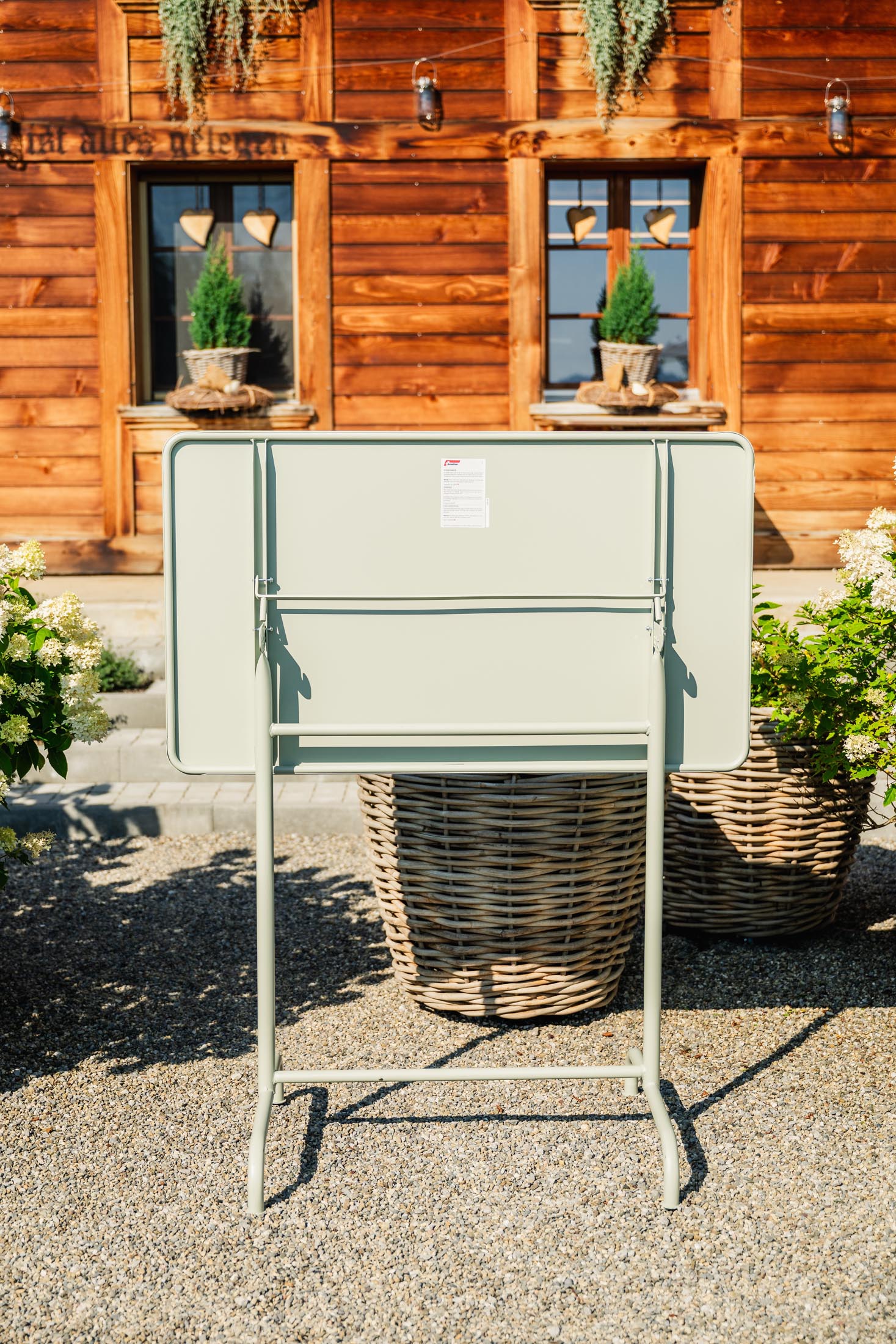 Hochwertiger, klappbarer Rigi Metall-Stehtisch 120x70 / 110 aus wetterfestem Stahl, perfekt für Garten, Terrasse und Outdoor-Veranstaltungen. Schweizer Design.