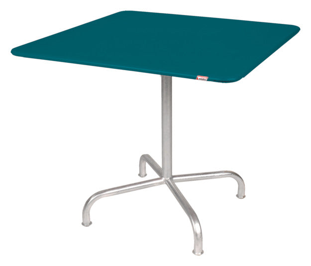 Entdecken Sie den Rigi 90 x 90 Gartentisch von Schaffner: Zeitloses Design, wetterfest und perfekt für gesellige Momente im Freien.