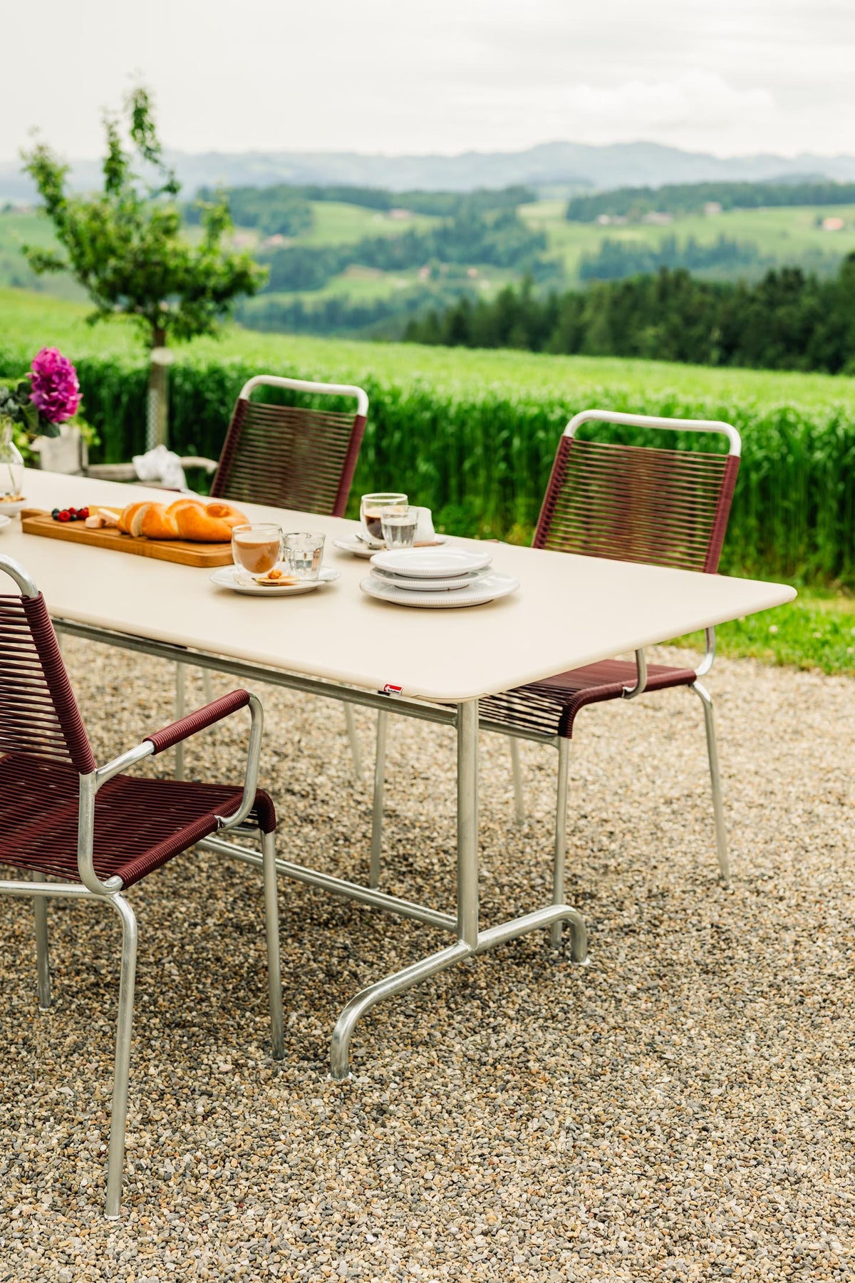 Rigi Metall-Gartentisch 240x90 klappbar in Pastellsand präsentiert im Onlineshop von KAQTU Design AG. Gartentisch ist von Schaffner