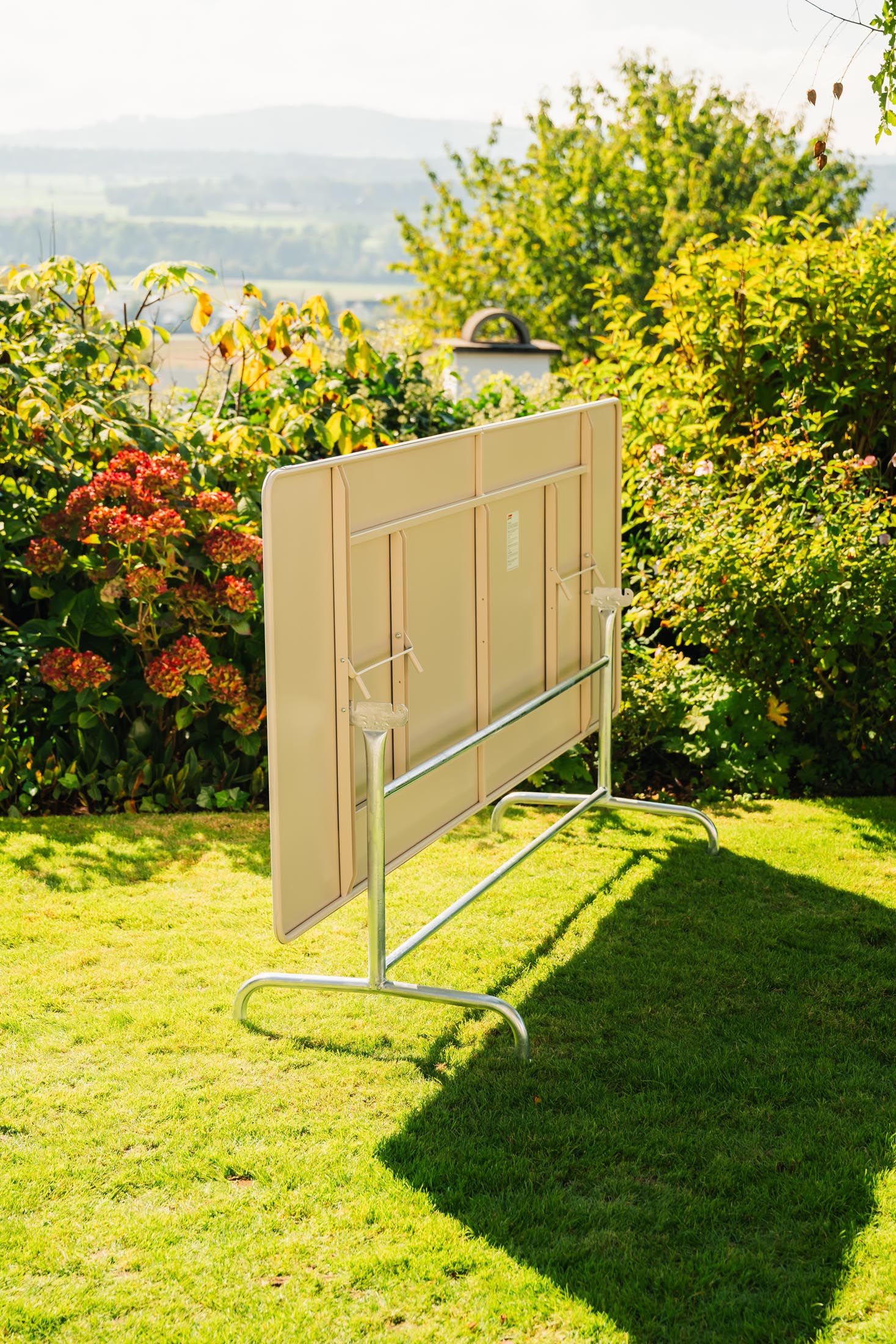 Hochwertiger, klappbarer Rigi Metall-Gartentisch 240x90 cm von Schaffner, wetterfest, langlebig und stilvoll – perfekt für Garten, Balkon oder Terrasse.