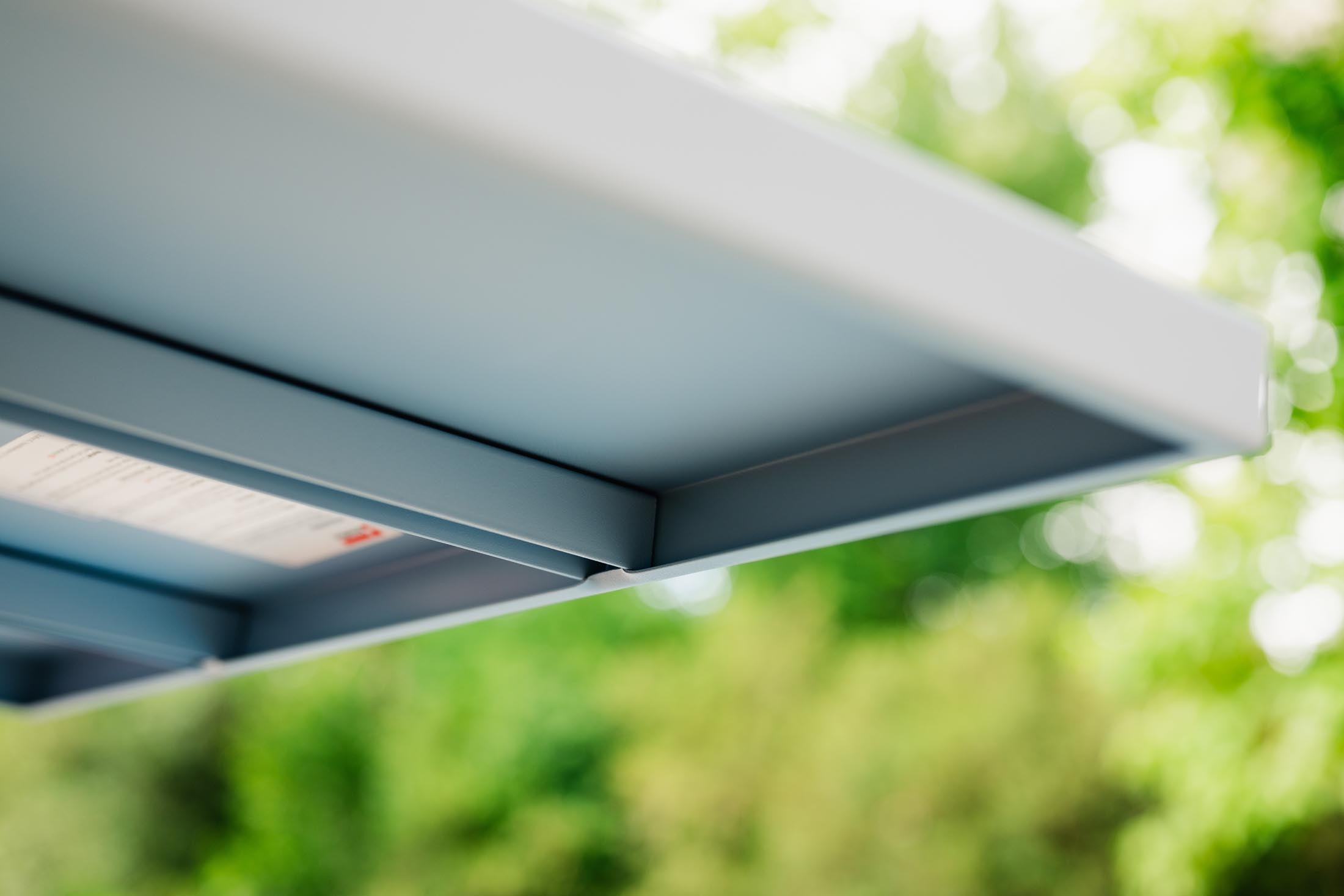 Robuster, klappbarer Säntis Metall-Gartentisch 70x70 cm, wetterfest, langlebig, leicht zu lagern, modernes Design, Schweizer Qualität – perfekt für Garten und Balkon.