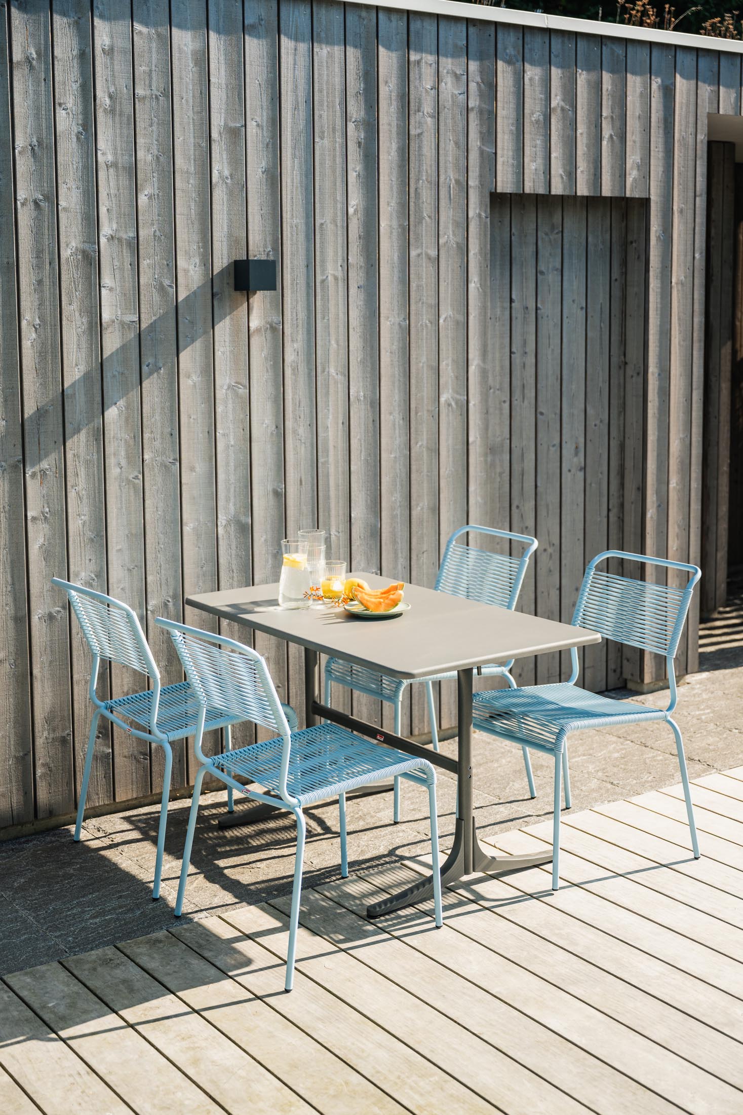 Moderner, wetterfester Glasfaser-Gartentisch 120x70 cm, klappbar, UV-beständig, langlebig, Schweizer Qualität – perfekt für Balkon, Terrasse oder Garten.