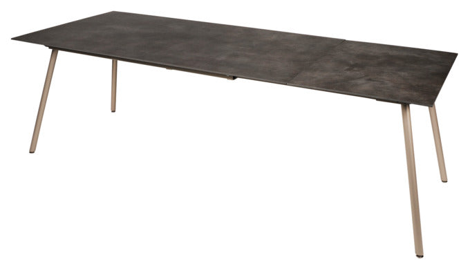 Eleganter, ausziehbarer Fiberglastisch Locarno von Schaffner – ideal für gesellige Runden und stilvolle Anlässe.