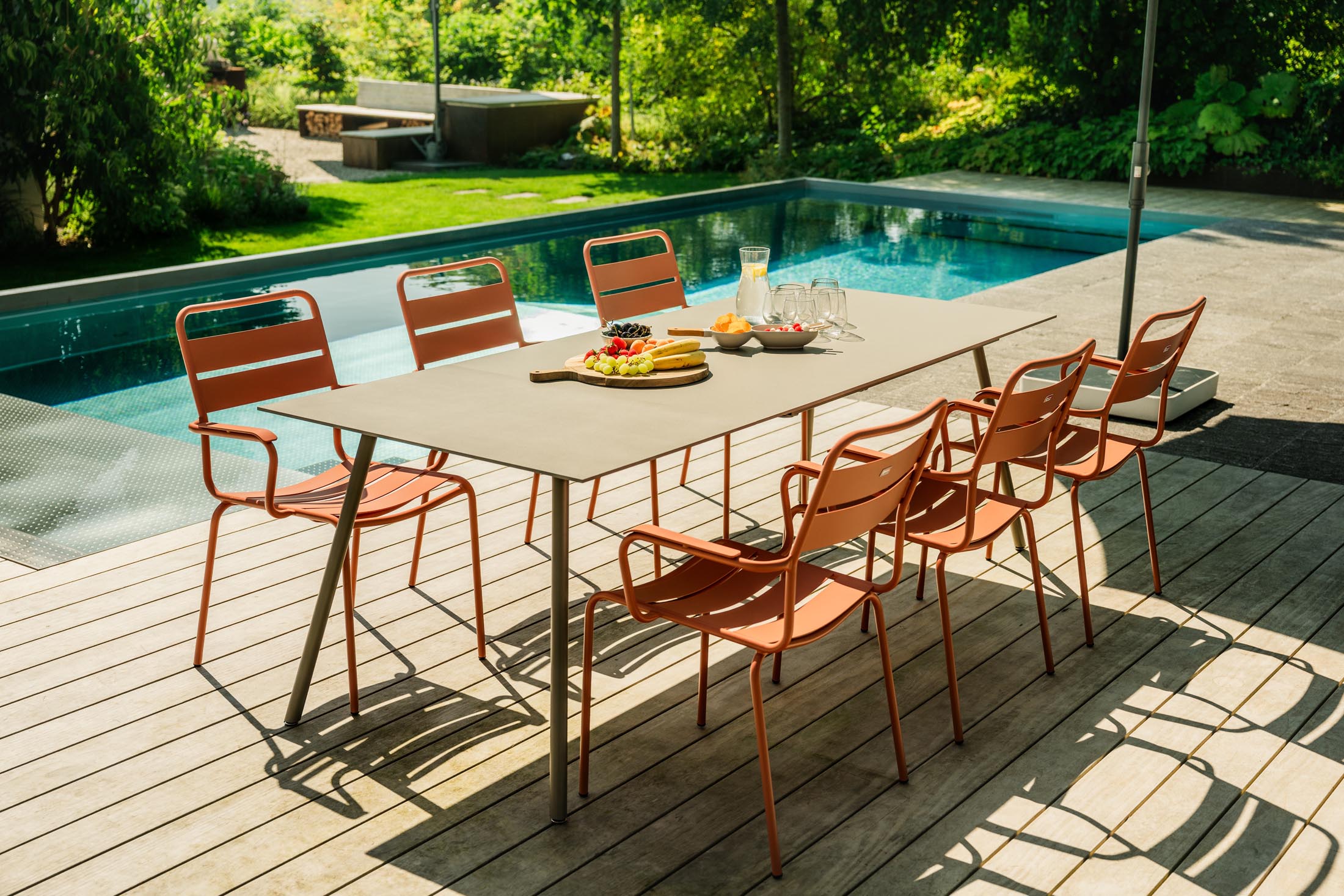 Hochwertiger ausziehbarer Glasfaser-Gartentisch 160/220x90cm, wetterfest, pflegeleicht, stilvolles Design, langlebig, Swiss Made – perfekt für Garten & Terrasse.