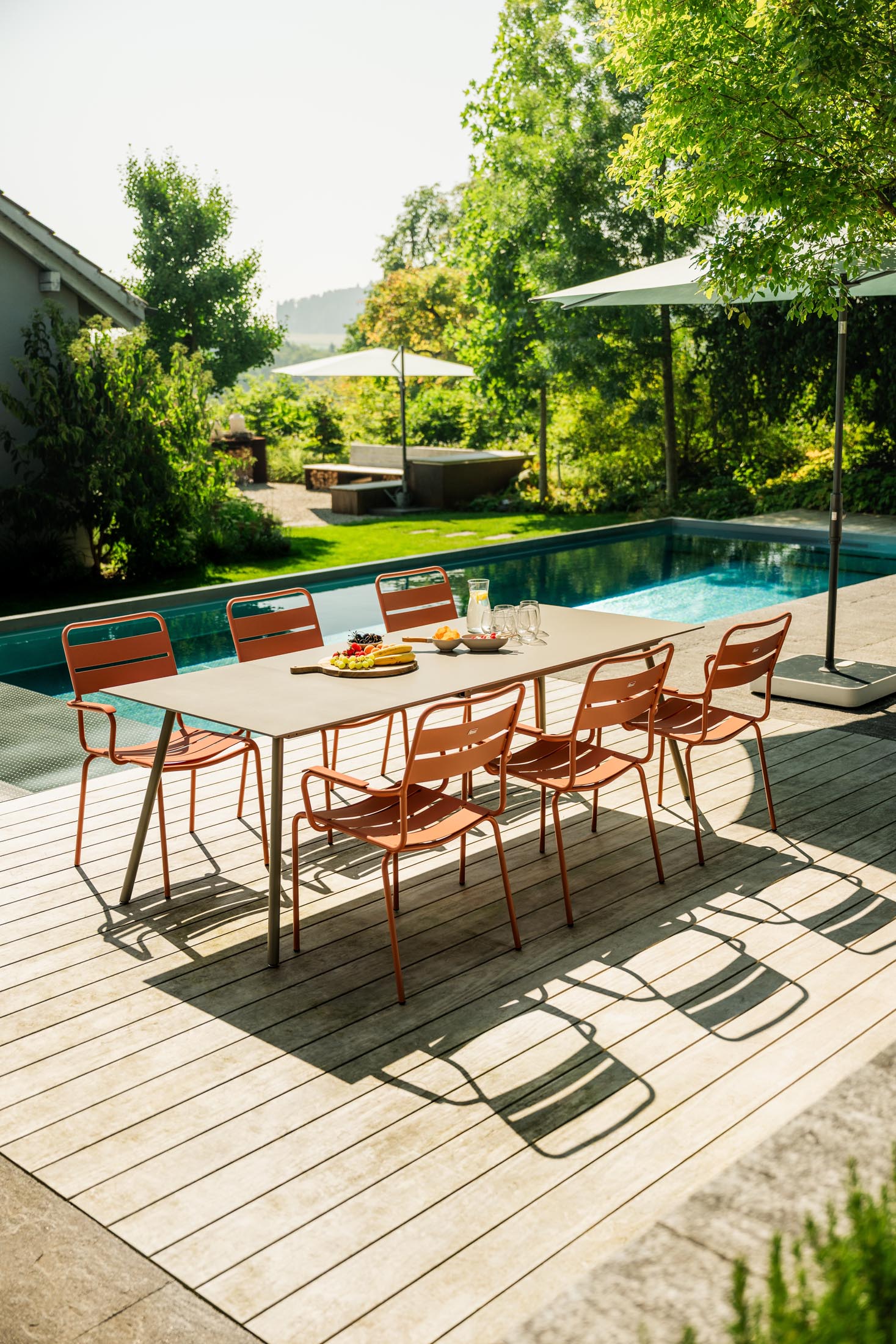 Hochwertiger ausziehbarer Glasfaser-Gartentisch 160/220x90cm, wetterfest, pflegeleicht, langlebig, stilvolles Design, Swiss Made, perfekt für Garten & Terrasse.