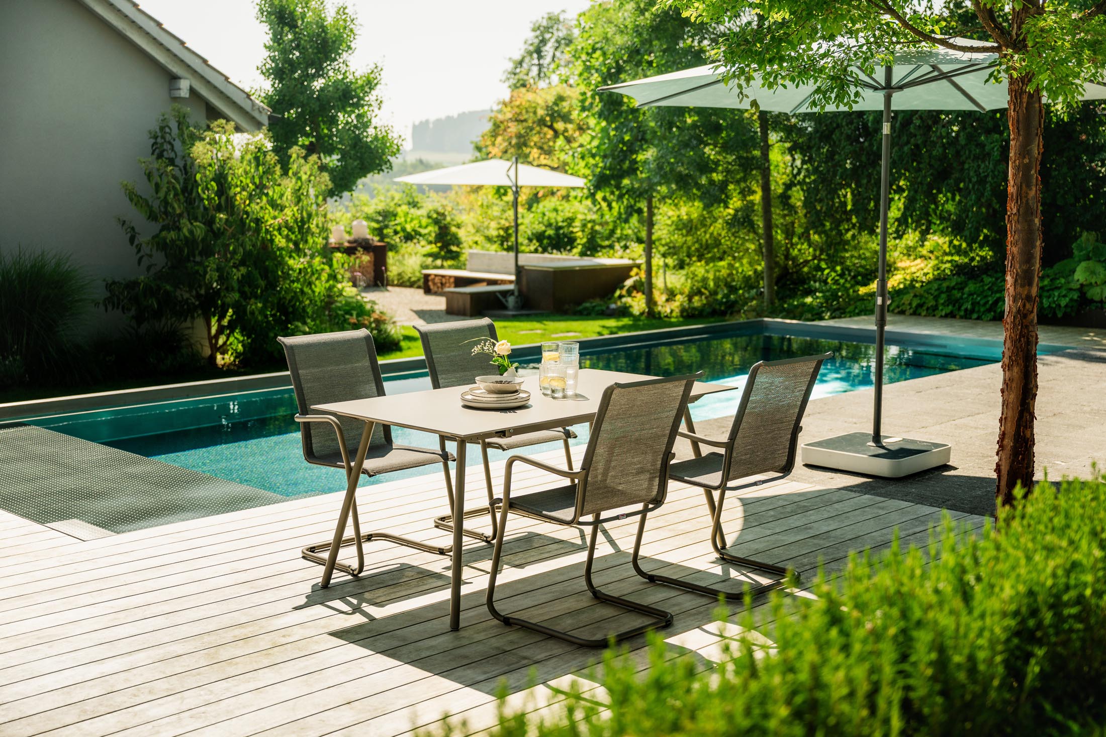 Eleganter 160x90 cm Glasfaser-Gartentisch von Schaffner, wetterfest, langlebig und pflegeleicht – perfekt für Garten, Terrasse oder Balkon. Schweizer Qualität.