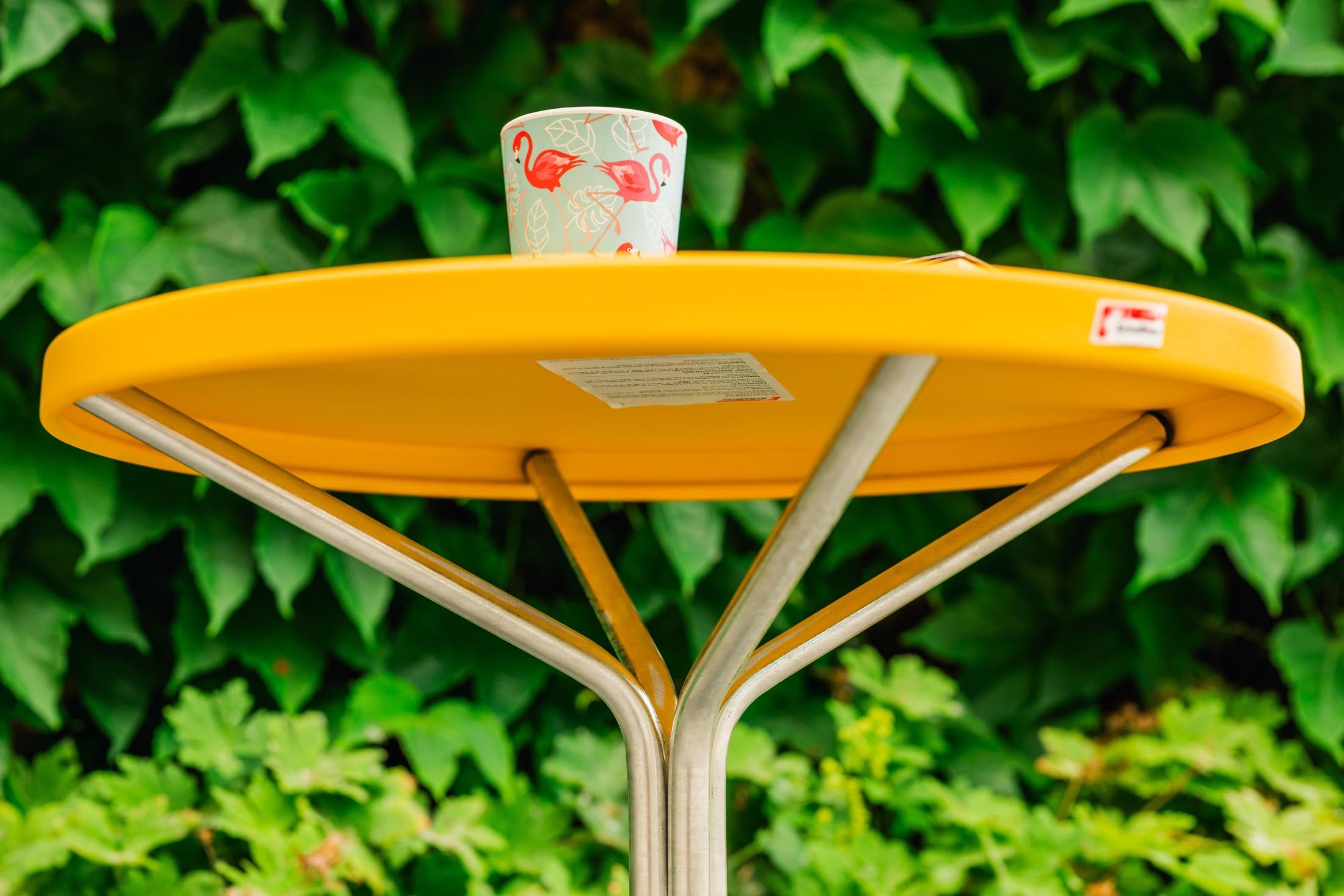 Robuster PIX Metall-Beistelltisch ø54cm für den Außenbereich, wetterfest, einfach montiert, langlebig, vielseitig nutzbar, Schweizer Qualität – ideal für Balkon, Garten und Terrasse.