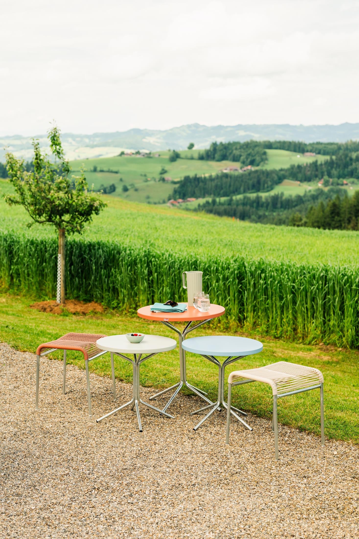 Eleganter PIX Metall-Beistelltisch mit Ø54 cm, ideal für den Außenbereich. Robust und modern, verleiht er jedem Balkon oder Garten einen Hauch von Stil.