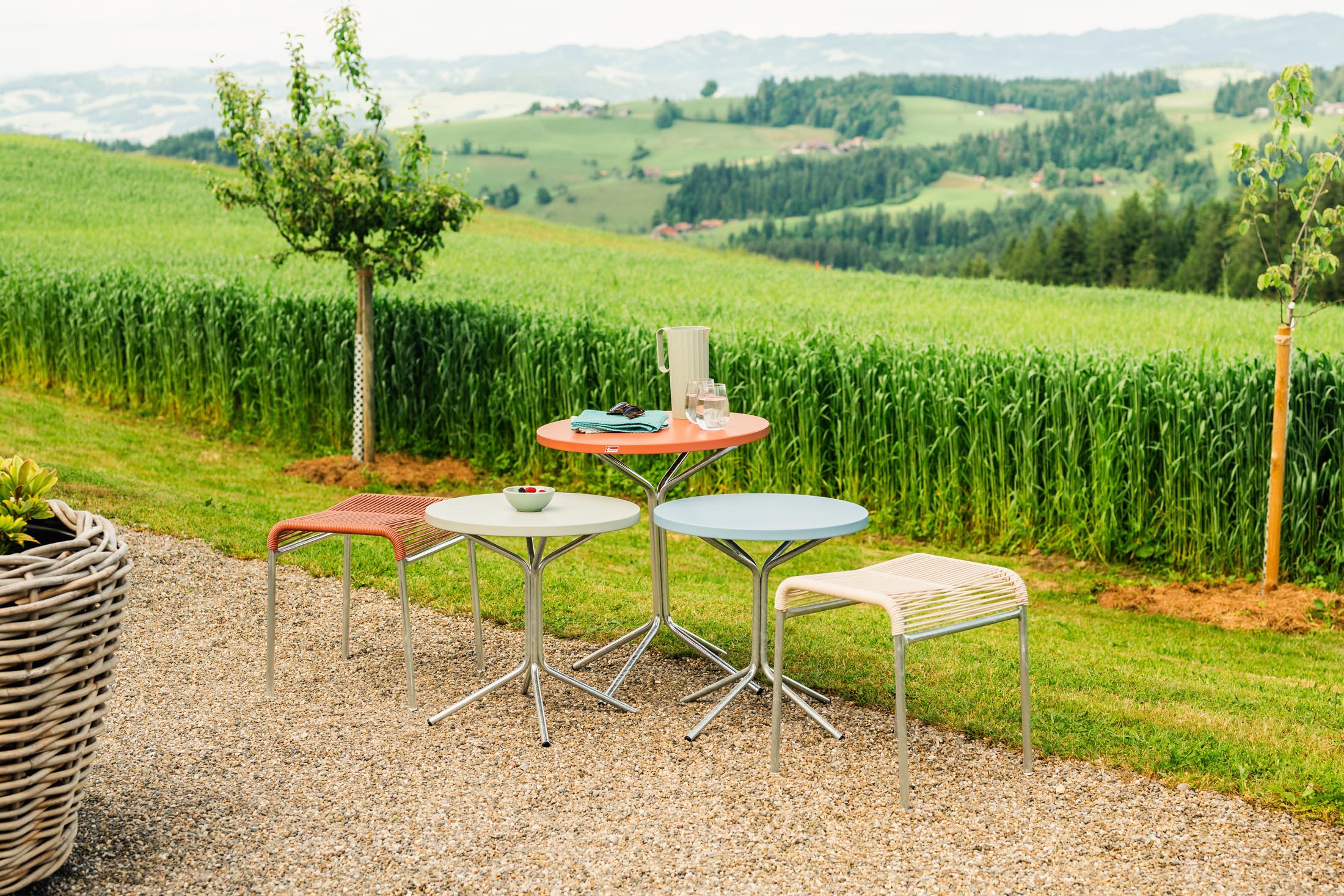 Eleganter PIX Metall-Beistelltisch mit Ø54 cm, perfekt für den Außenbereich. Ideal für entspannte Stunden auf Balkon oder Terrasse.