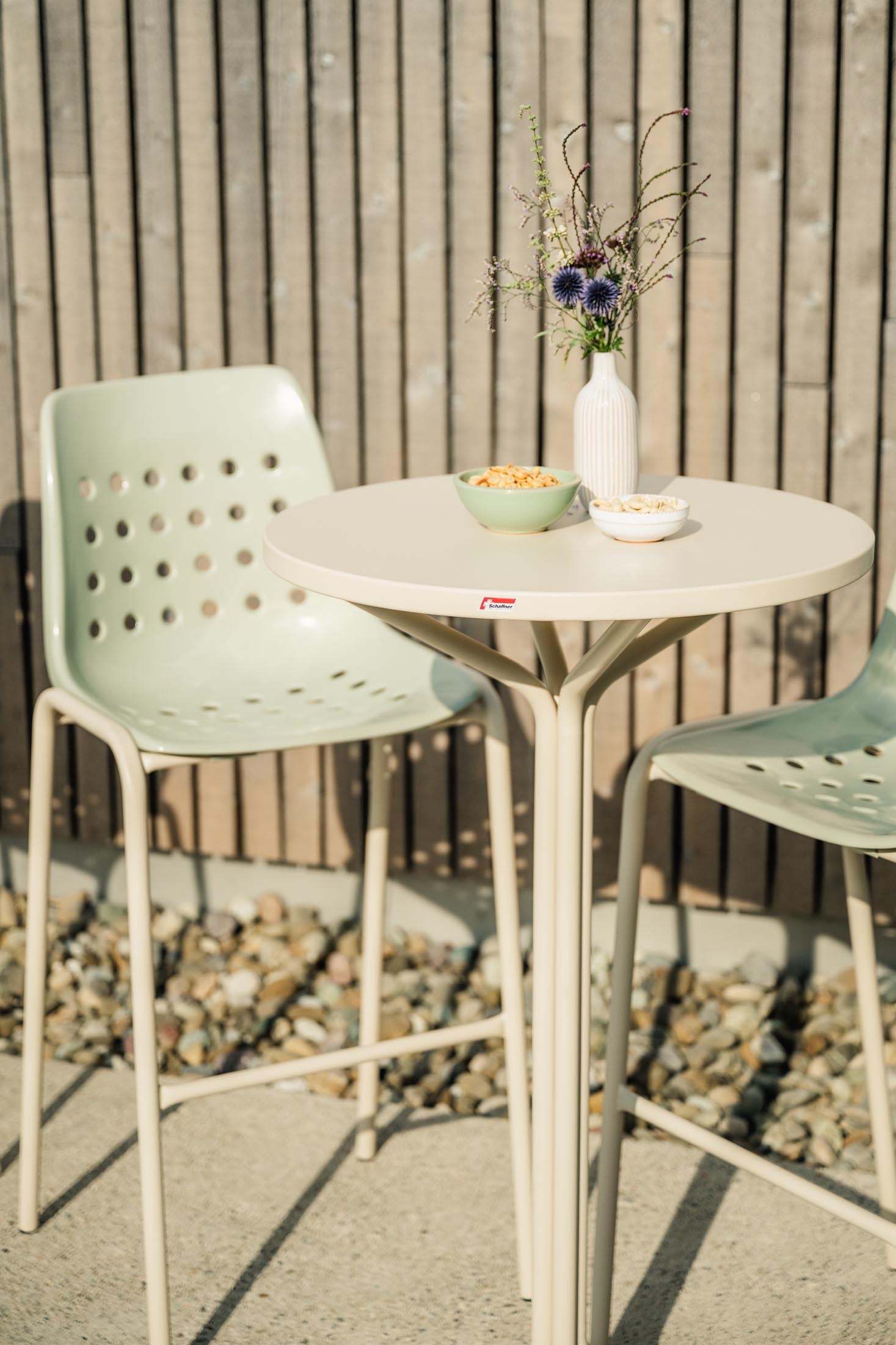 Robuster PIX Metall-Stehtisch Outdoor ø60/110 von Schaffner – wetterfest, leicht zu montieren, langlebig und vielseitig für Balkon, Garten, Events und Gastronomie.