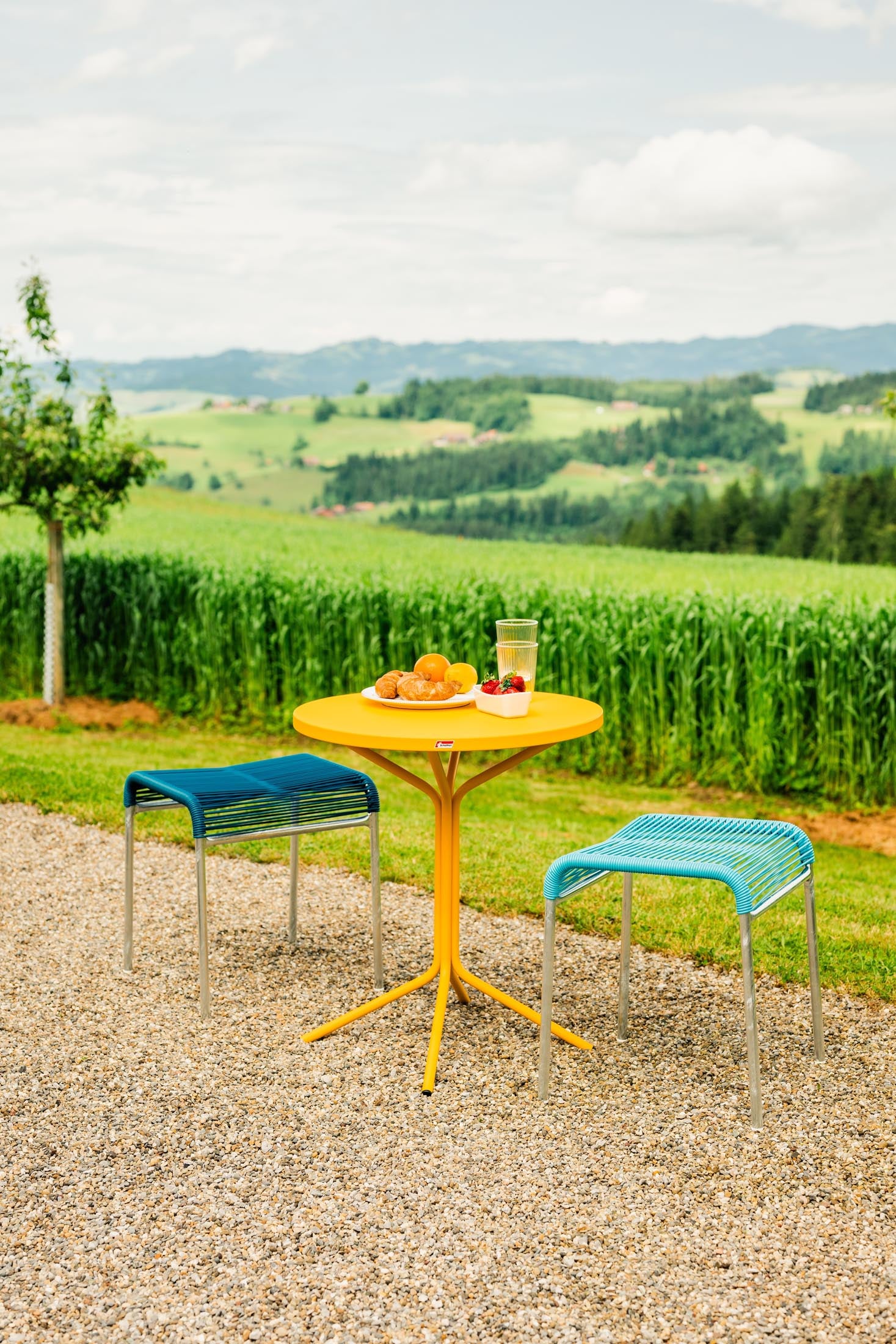 PIX Metall-Gartentisch ø80 / 72 in Alusilber präsentiert im Onlineshop von KAQTU Design AG. Gartentisch ist von Schaffner