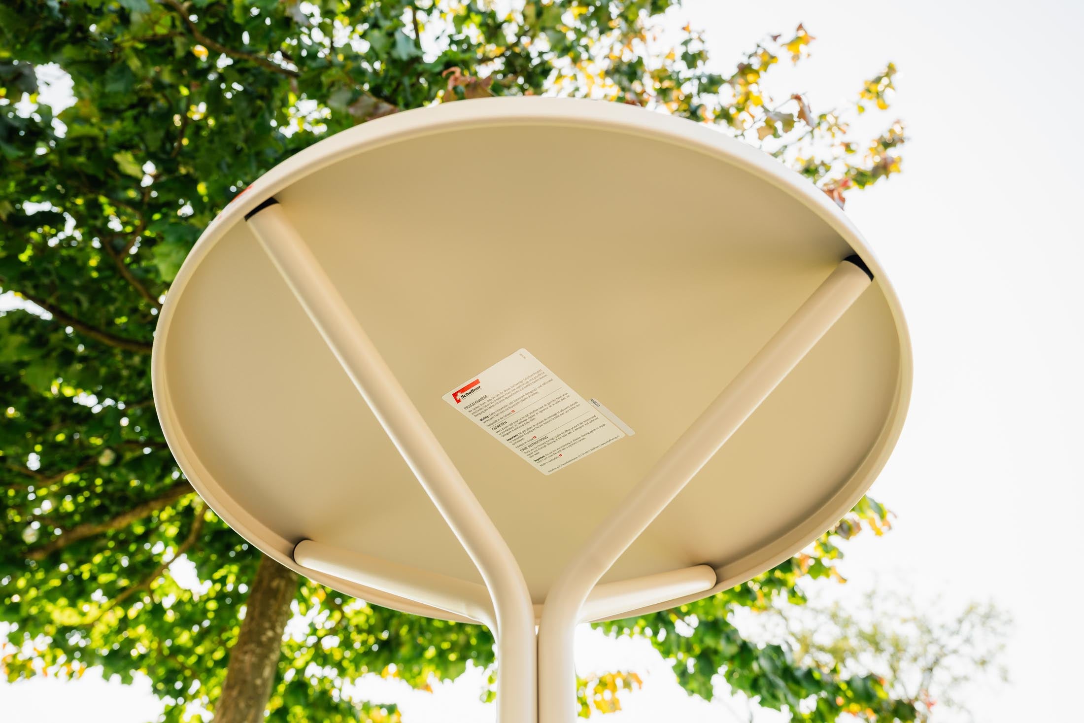 PIX Metall-Stehtisch Outdoor ø80 / 110 in Alusilber präsentiert im Onlineshop von KAQTU Design AG. Hochtisch Outdoor ist von Schaffner